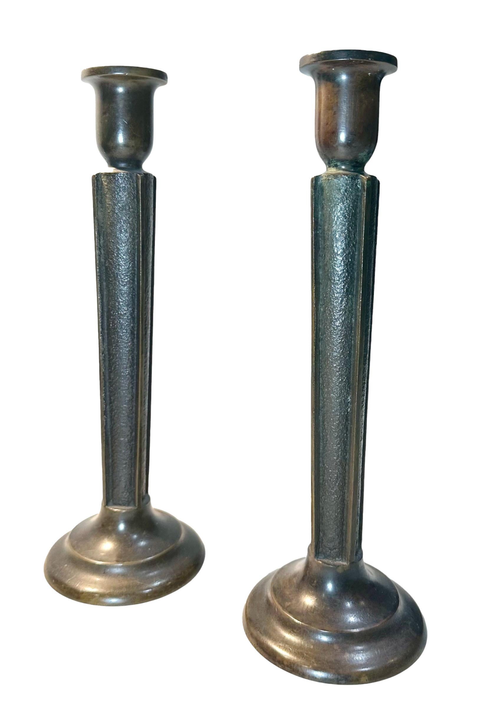 Coppia di portacandele in bronzo di Tiffany Studios. Nella parte superiore, dove si trova la candela, il bronzo ha una patina strutturata. Sono tutti originali, sono firmati Tiffany Studios New York e il numero del modello è 1490.