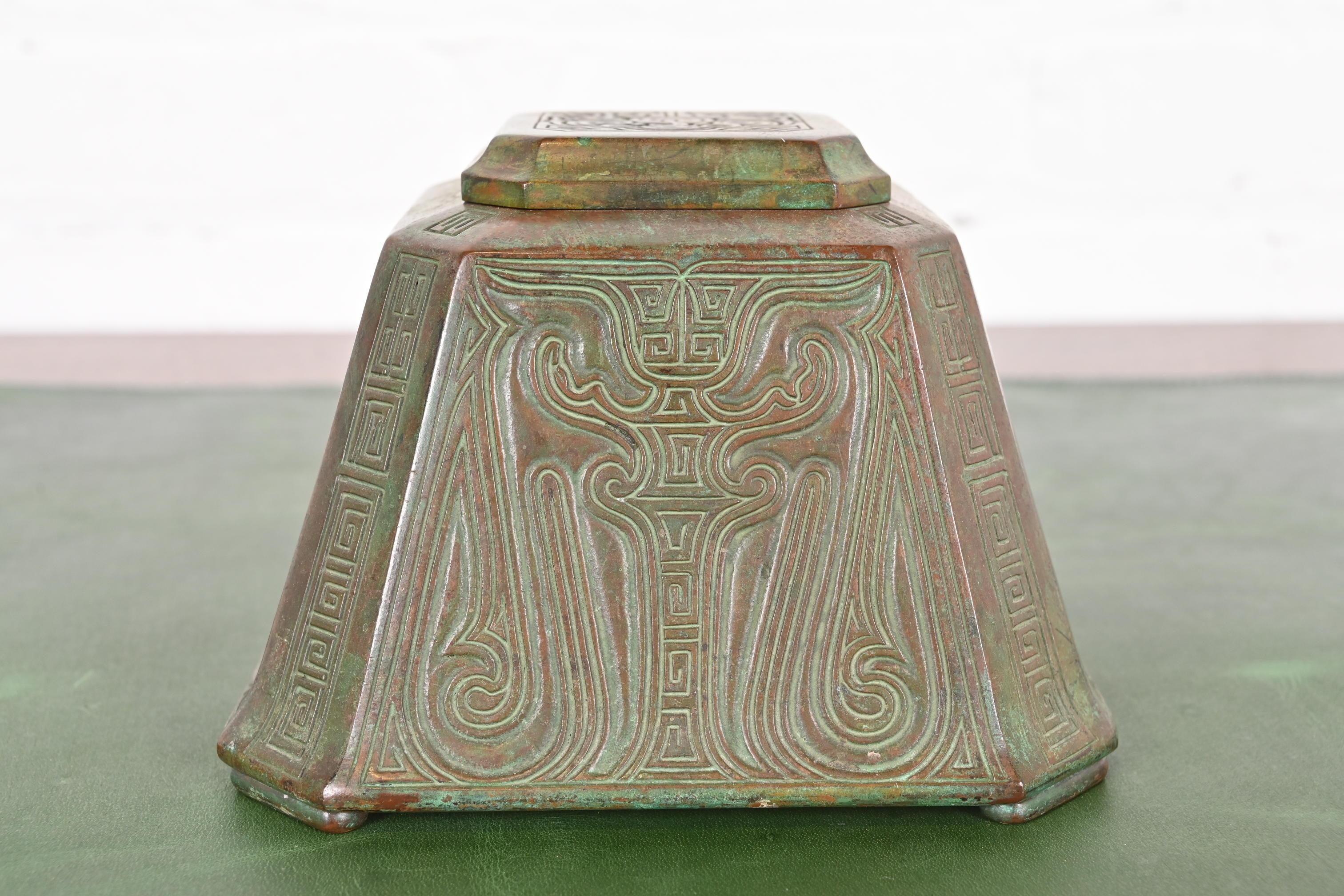 Arts and Crafts Calamaio in bronzo con motivo cinese di Tiffany Studios in vendita