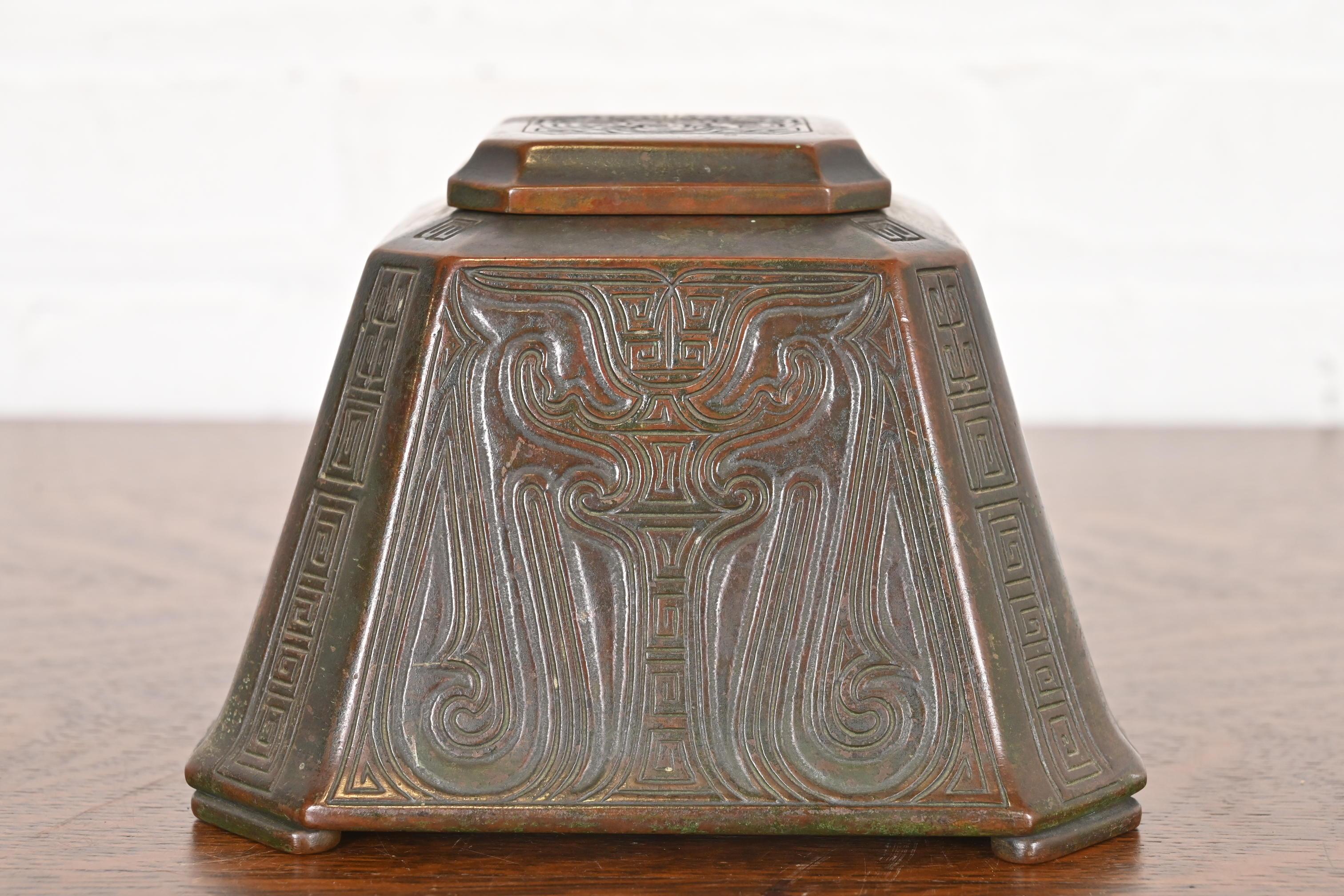 Tiffany Studios Bronze-Tintenfass mit chinesischem Muster (amerikanisch) im Angebot