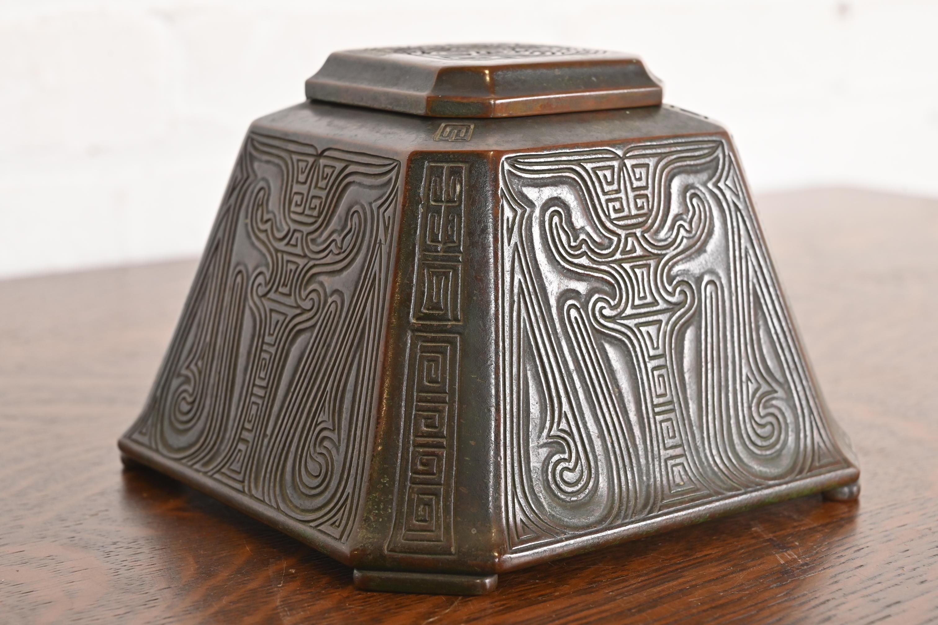 Tiffany Studios Bronze-Tintenfass mit chinesischem Muster im Zustand „Gut“ im Angebot in South Bend, IN