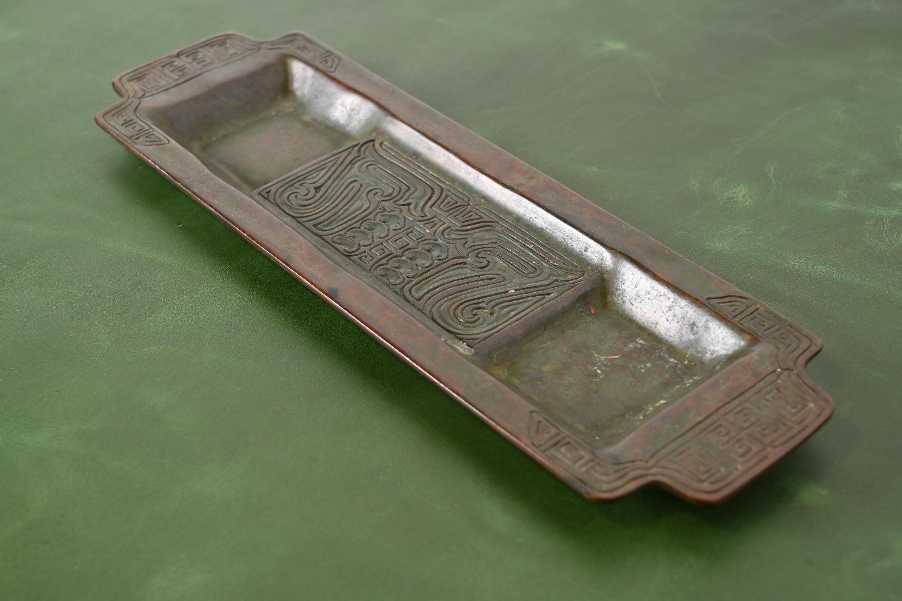 Tiffany Studios Chinesisches Muster Bronze Stifttablett (Arts and Crafts) im Angebot