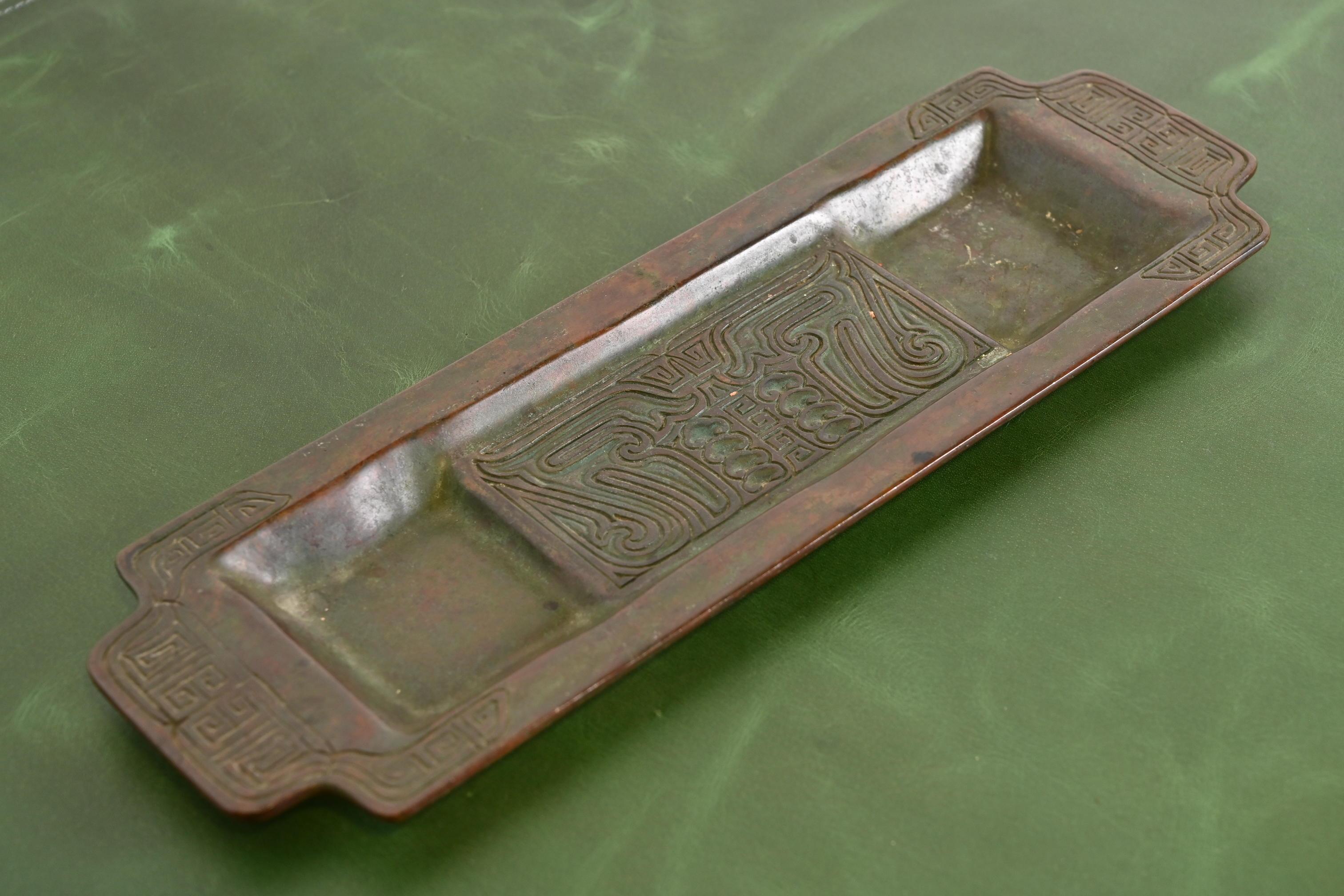 Tiffany Studios Chinesisches Muster Bronze Stifttablett (amerikanisch) im Angebot