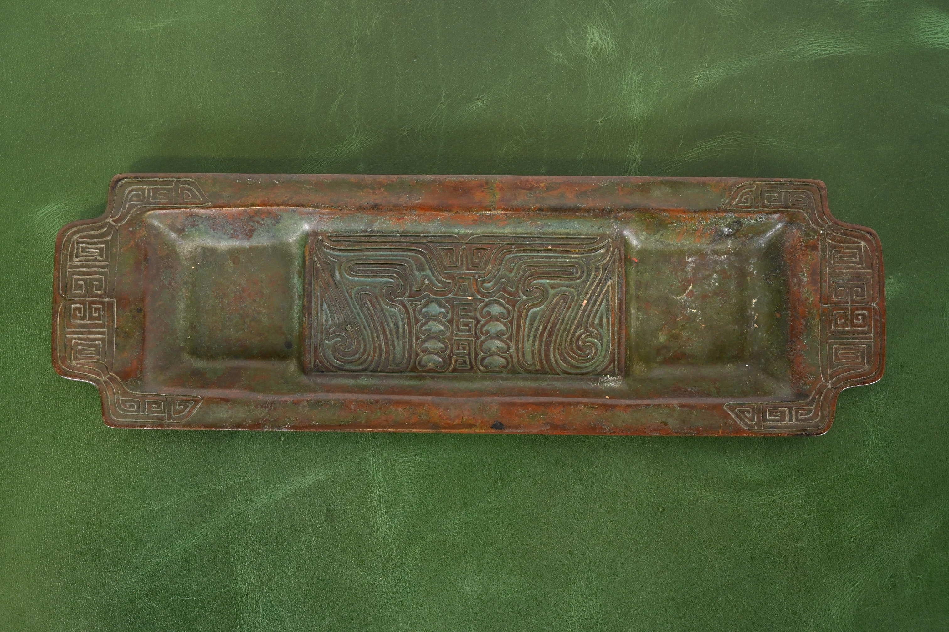 Tiffany Studios Chinesisches Muster Bronze Stifttablett im Zustand „Gut“ im Angebot in South Bend, IN