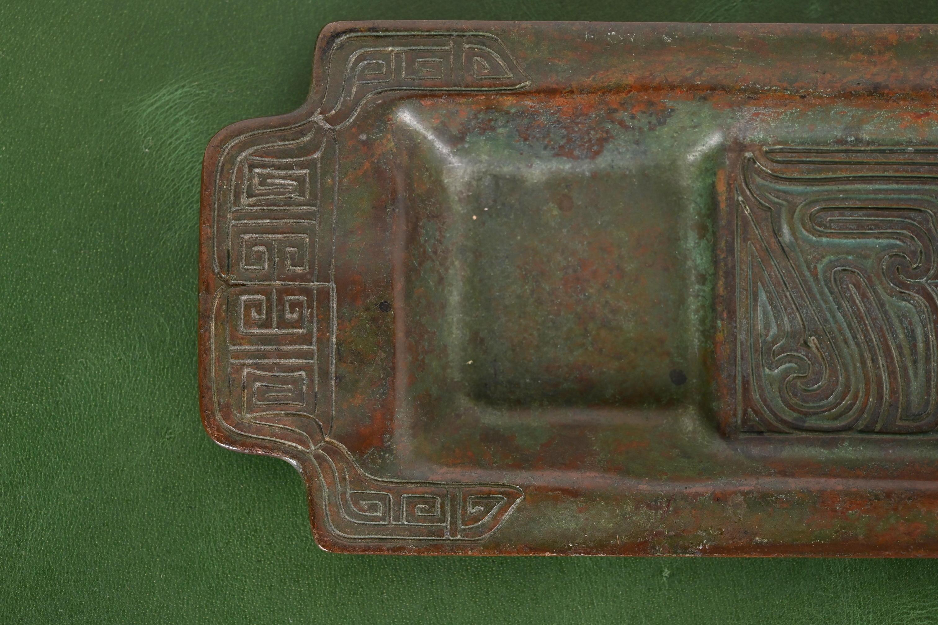 Tiffany Studios Chinesisches Muster Bronze Stifttablett (20. Jahrhundert) im Angebot