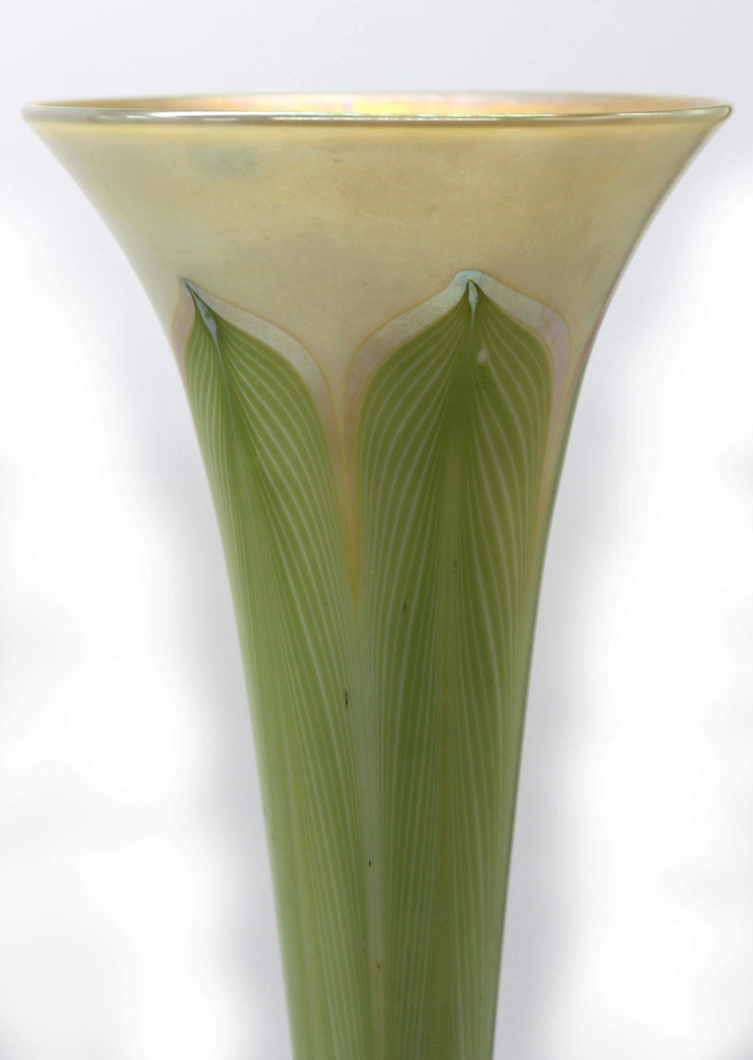 Studio Tiffany Studios circa 1900 in bronzo dorato finemente decorato e vetro Tiffany Favrile in vendita 5