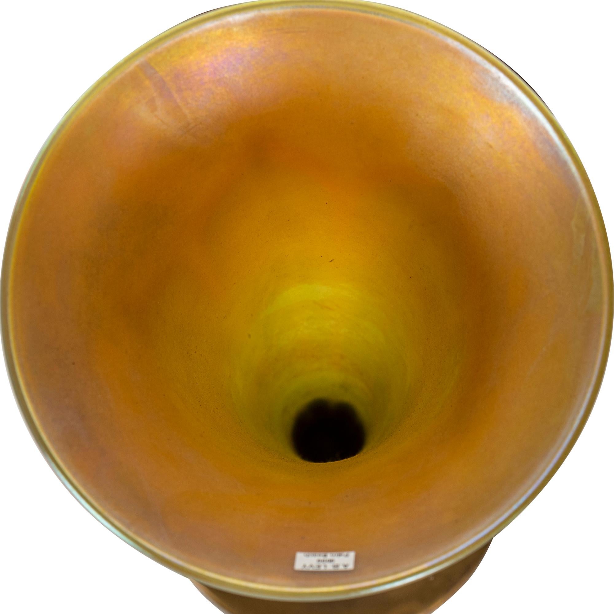 Inizio XX secolo Studio Tiffany Studios circa 1900 in bronzo dorato finemente decorato e vetro Tiffany Favrile in vendita