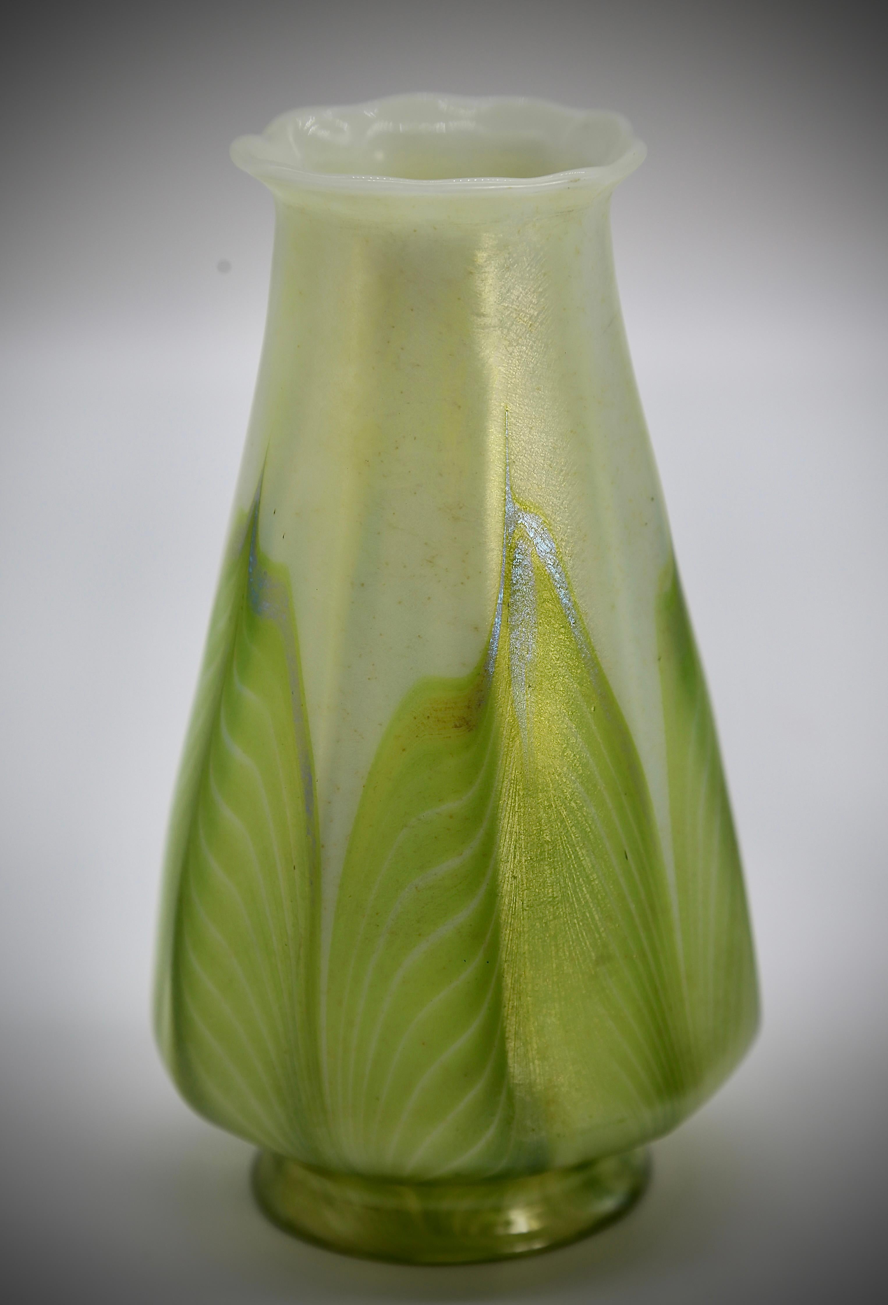 Tiffany Studios 'Cobra’ Candlestick Bronze Favrile Glass 'Pulled Feather' Shade In Excellent Condition In Glenford, NY
