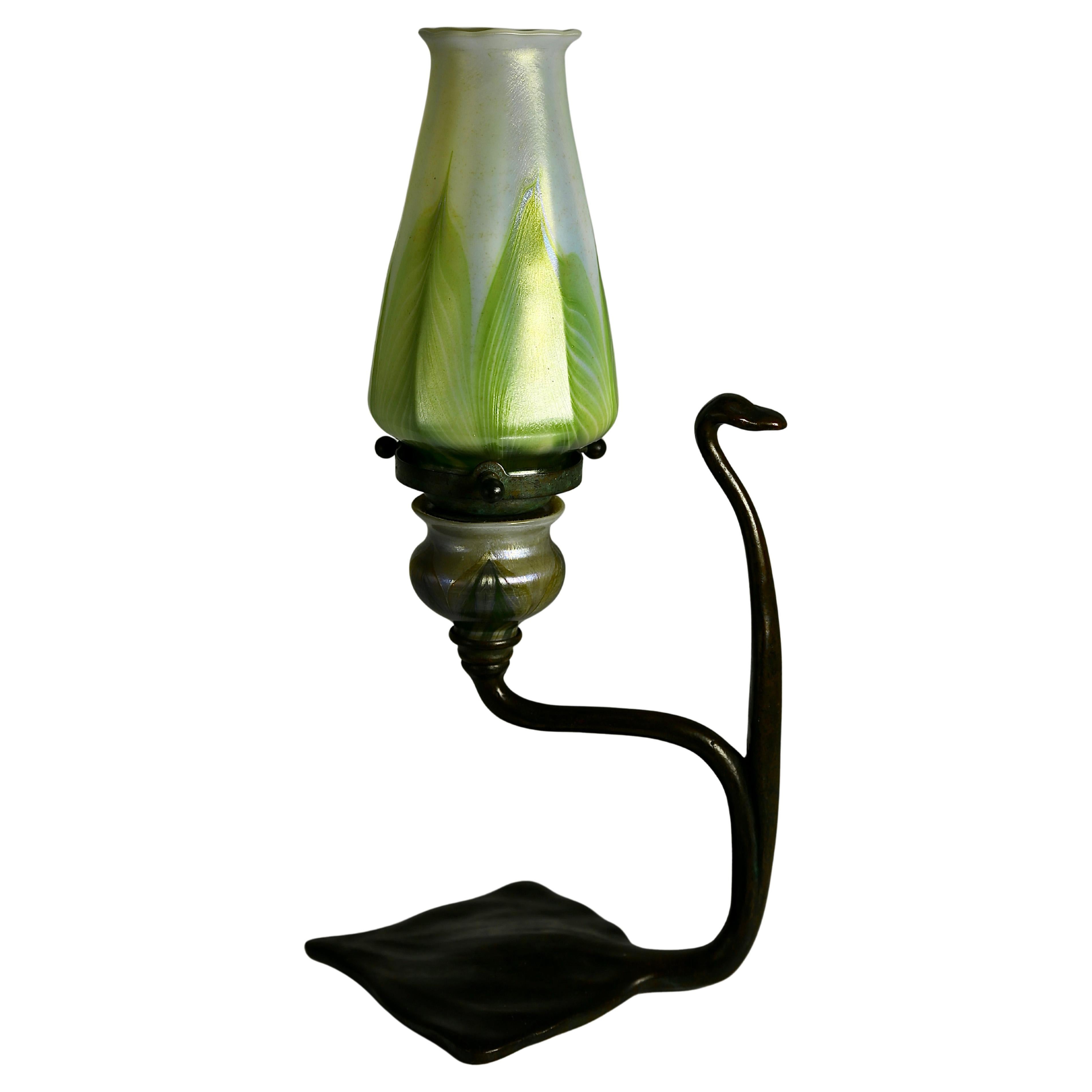 Tiffany Studios Candelabro 'Cobra' Pantalla de bronce con cristal de favrile 'Pluma tirada