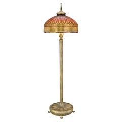 Lampada da terra con bordo a tenda di Tiffany Studios