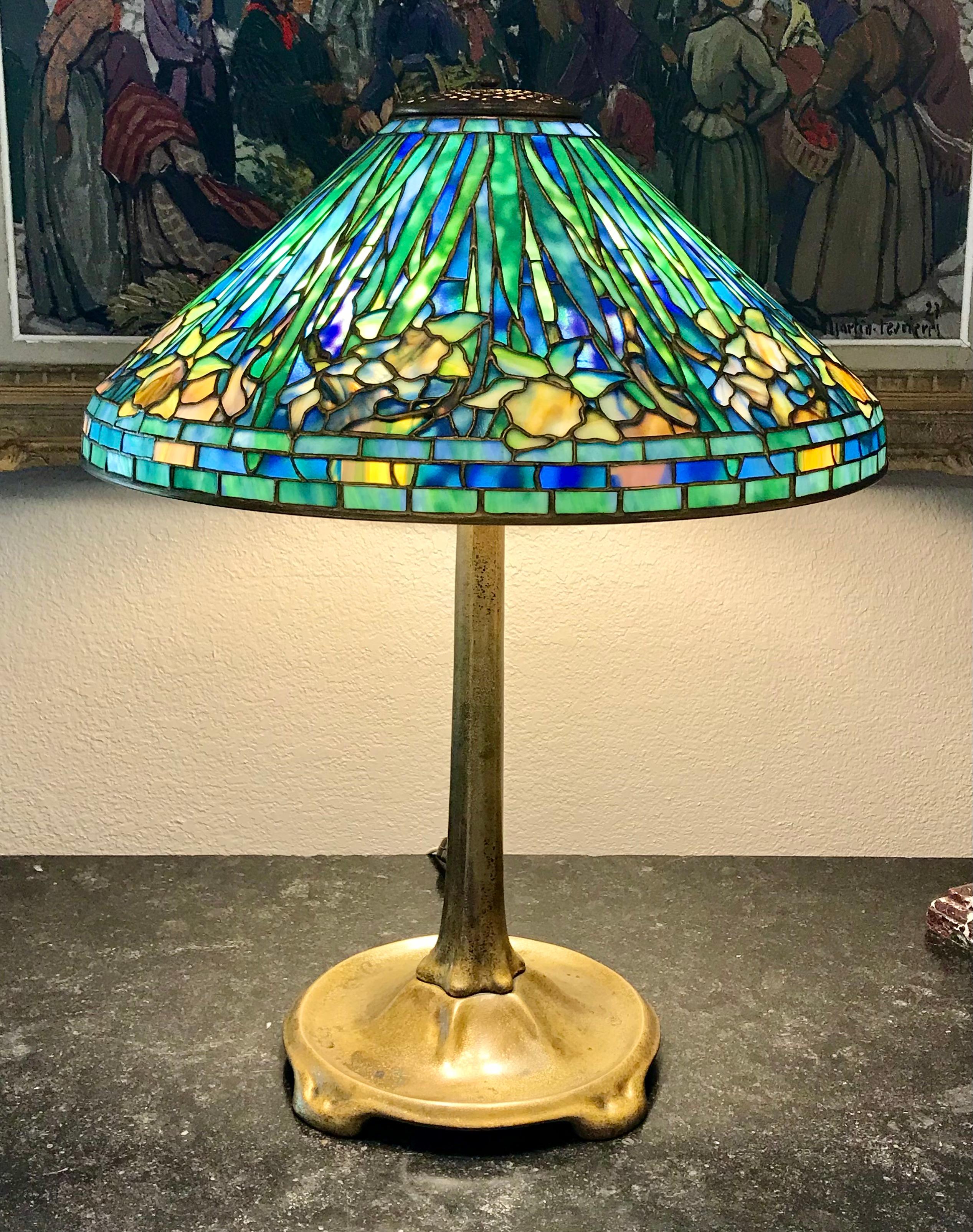 Lampe de table Daffodil Tiffany Studios
Tout ce que je peux dire, c'est qu'il s'agit des bleus les plus délicieux et les plus désirables du magasin de bonbons des studios Tiffany.
Circa 1915. New York, NY. USA
Verre au plomb, bronze doré
Abat-jour