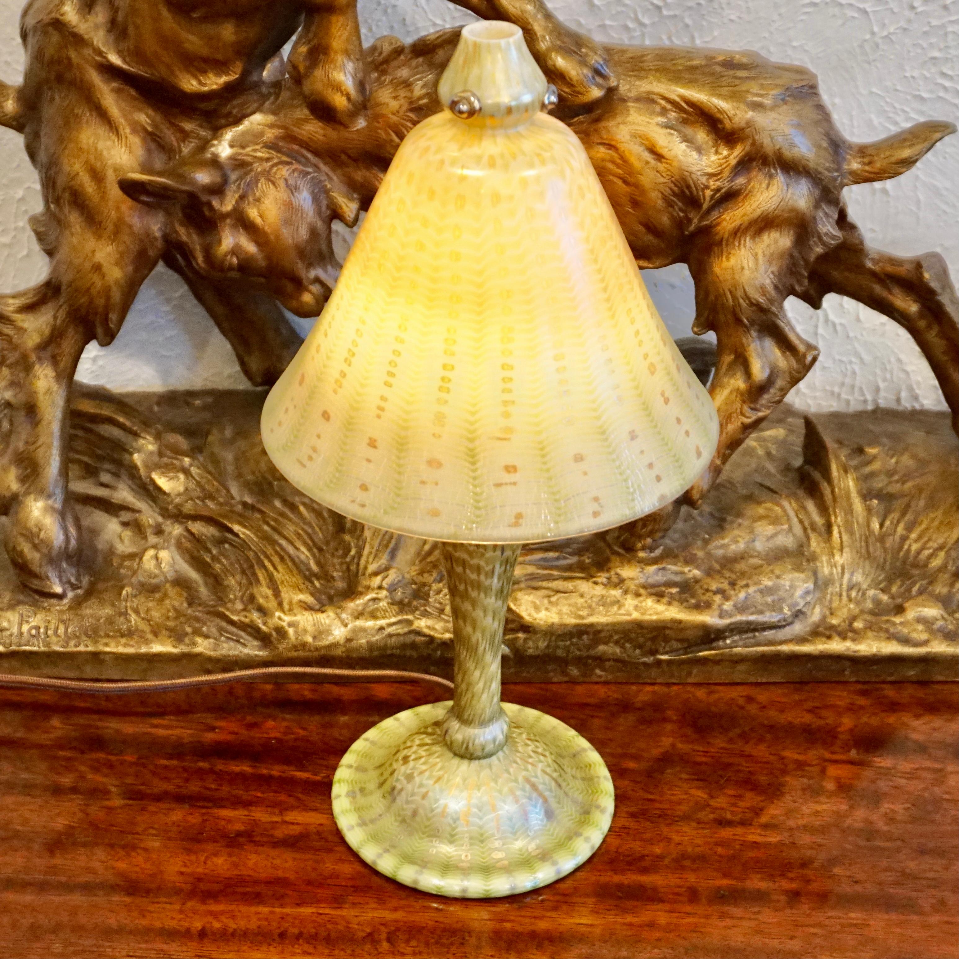 Lámpara árabe de favrile decorada de los Estudios Tiffany Al fuego en venta