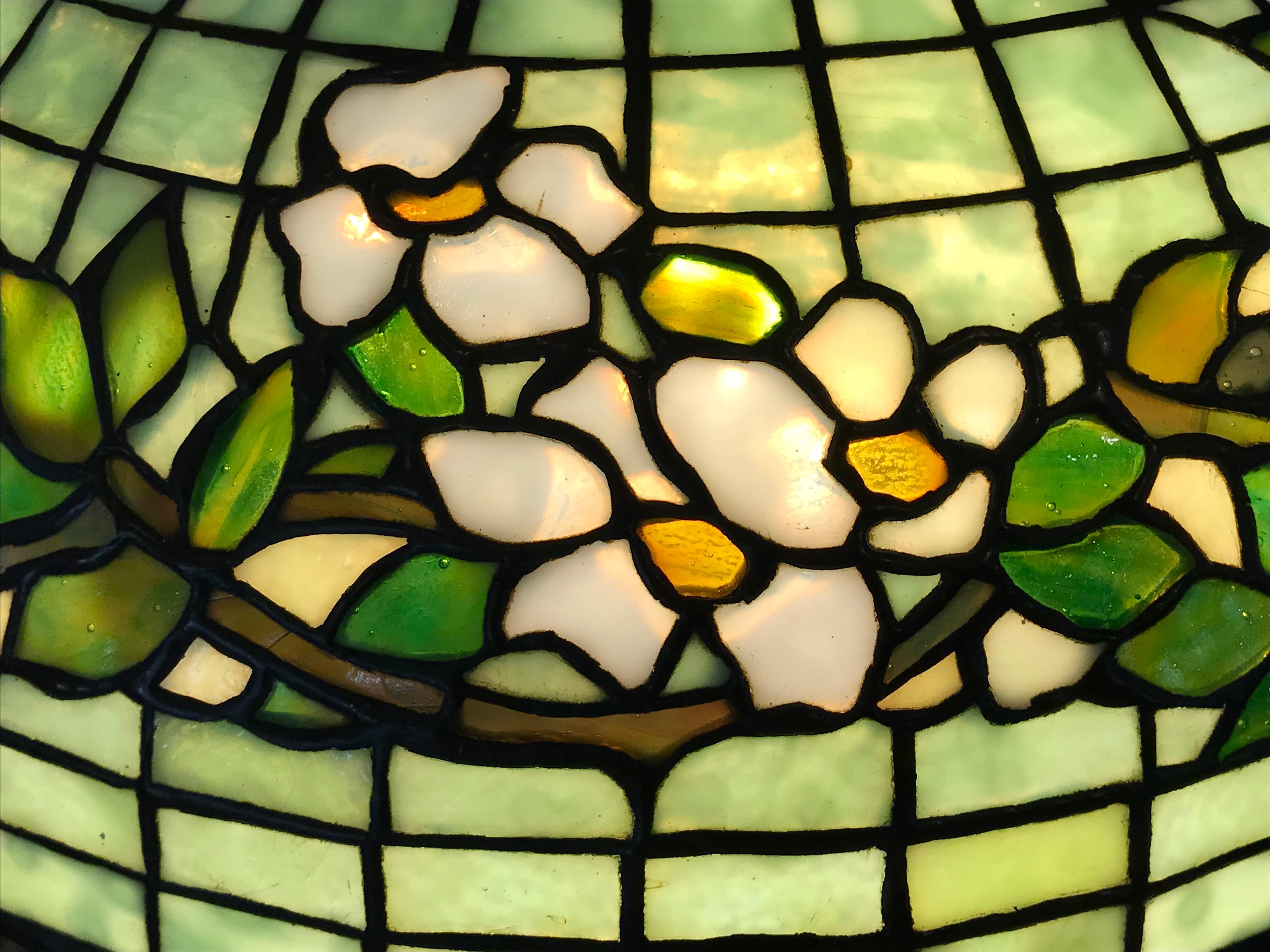 Early 20th Century Tiffany Studios Dogwood Floral Stained Glass Table Lamp For Sale