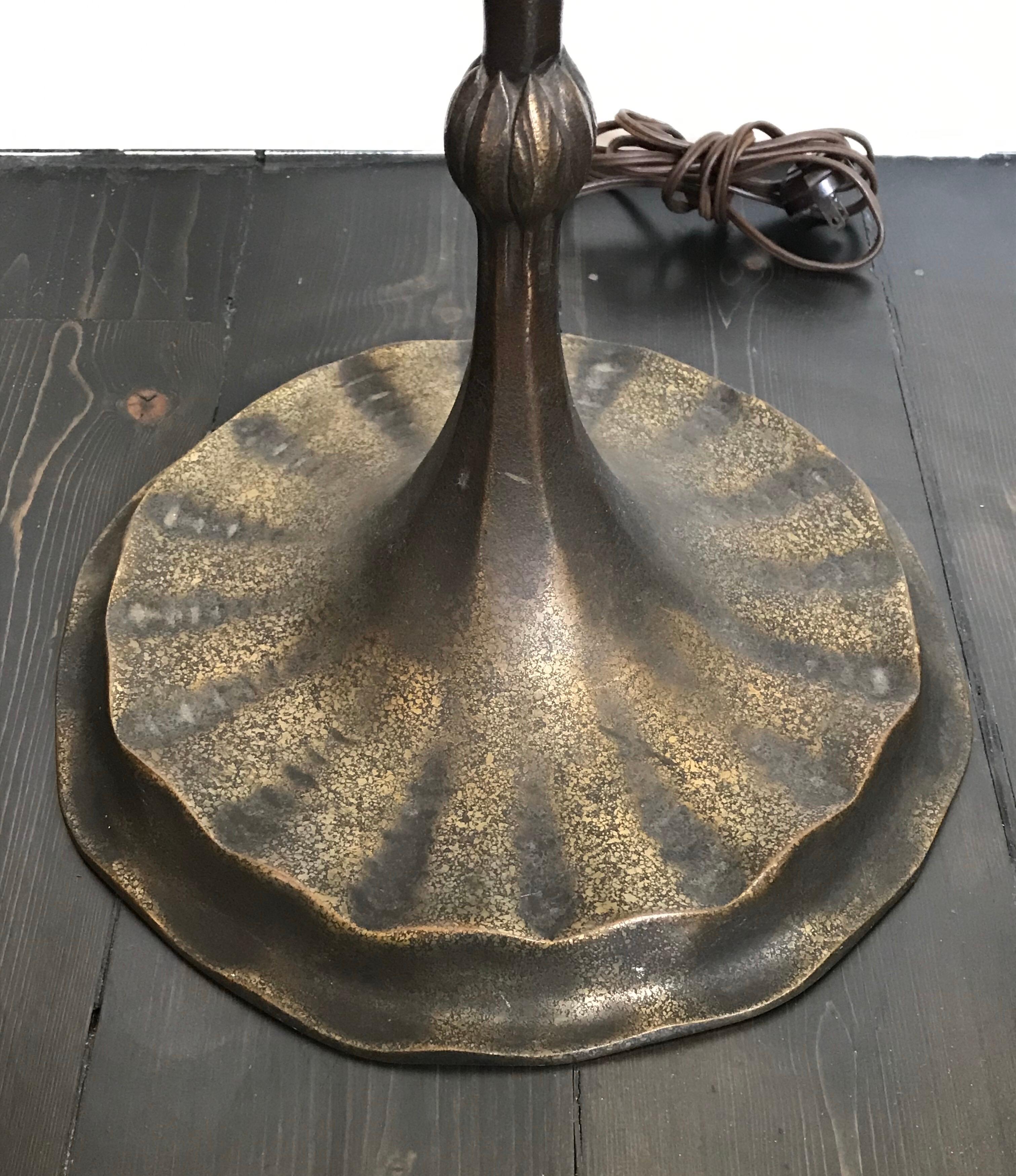 Beautiful Tiffany Studios Dora bronze floor lamp in the bud and stem pattern, mottled and gilt bronze. Art Nouveau, early 20th century. Stamped on underside Tiffany Studios New York Model 670A. Has outdated fatboy socket, old wiring and milk glass