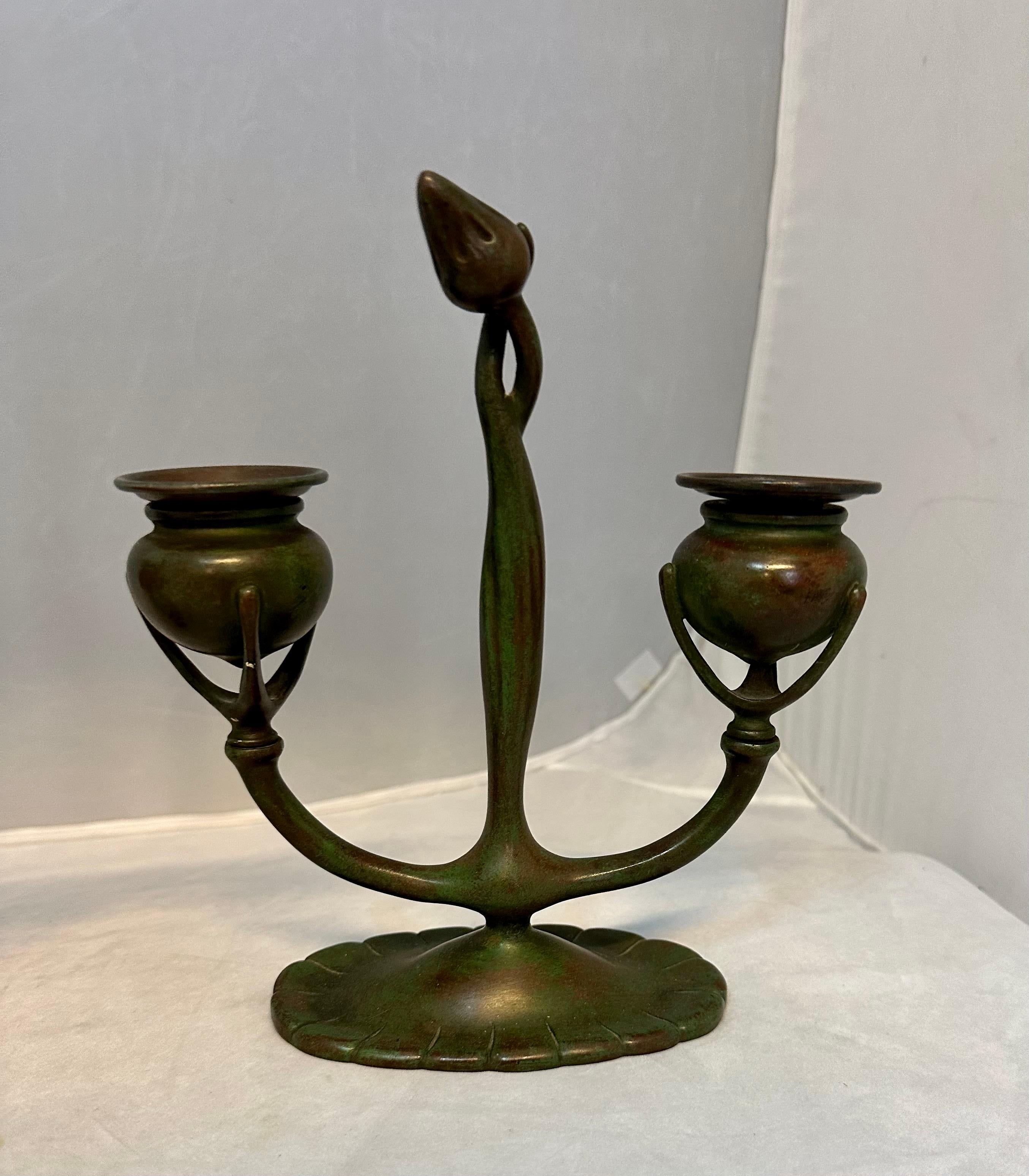 Candelabro de doble brazo Tiffany Studios Art Nouveau en venta