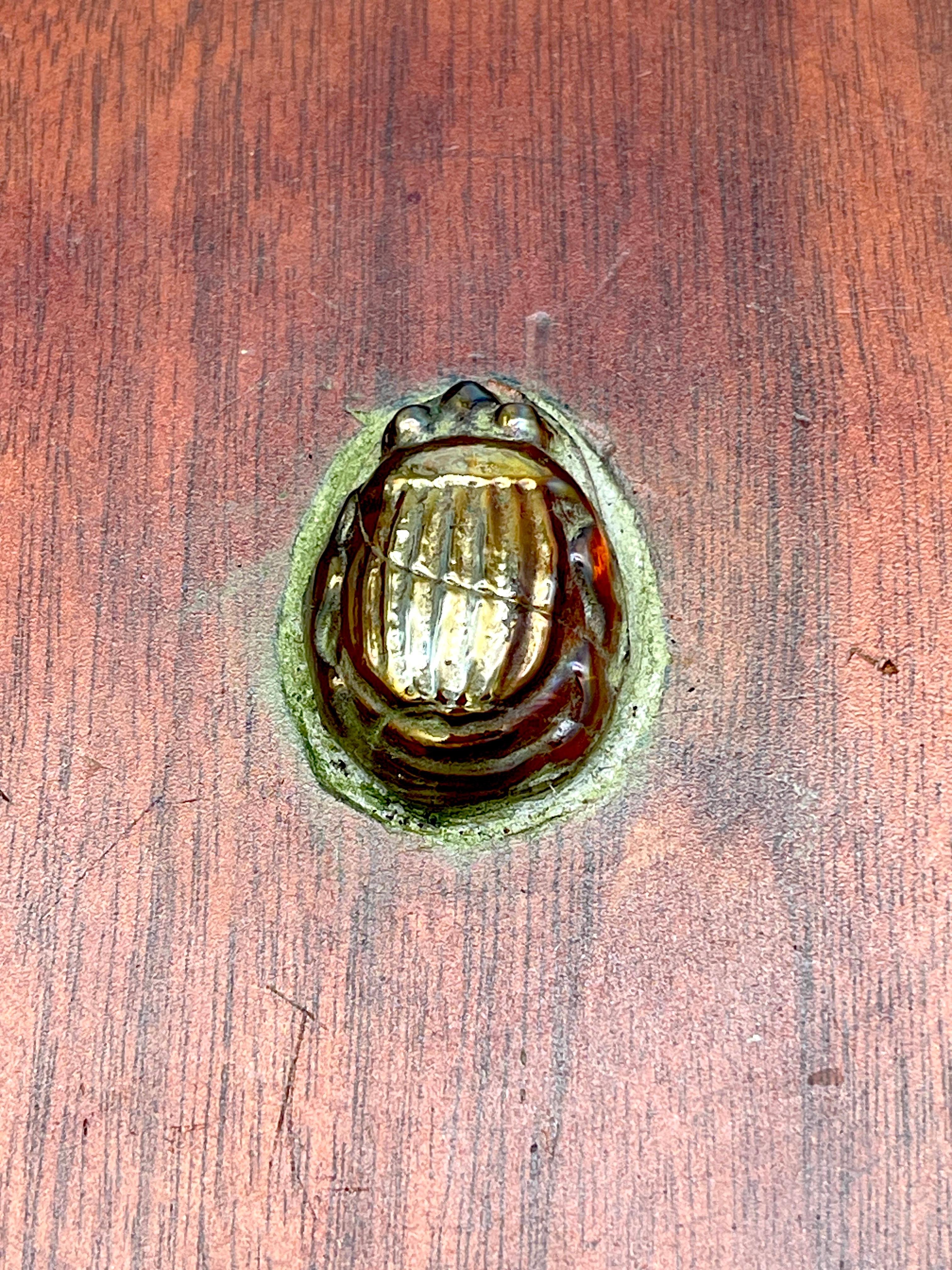 Art Nouveau Scarabeo in vetro Favrile di Tiffany Studios, Videopoche in legno con montatura in bronzo in vendita
