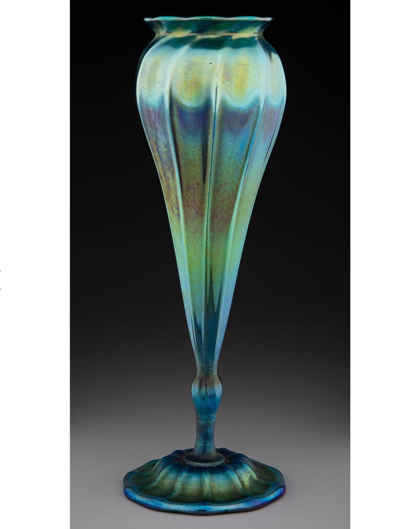 Vaso in vetro Tiffany Studios By Louis Comfort Tiffany Art Nouveau Blue Favrile Floriform. Un classico e un must per i collezionisti di vetro Tiffany più esigenti. Questo vaso presenta il più raro effetto favrile blu cobalto lucido e iridescente,