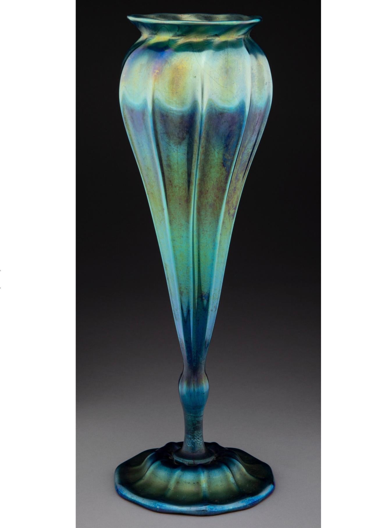 Art Nouveau Vaso Floriforme Reticolato Iridescente Tiffany Studios Favrile Blue in vendita