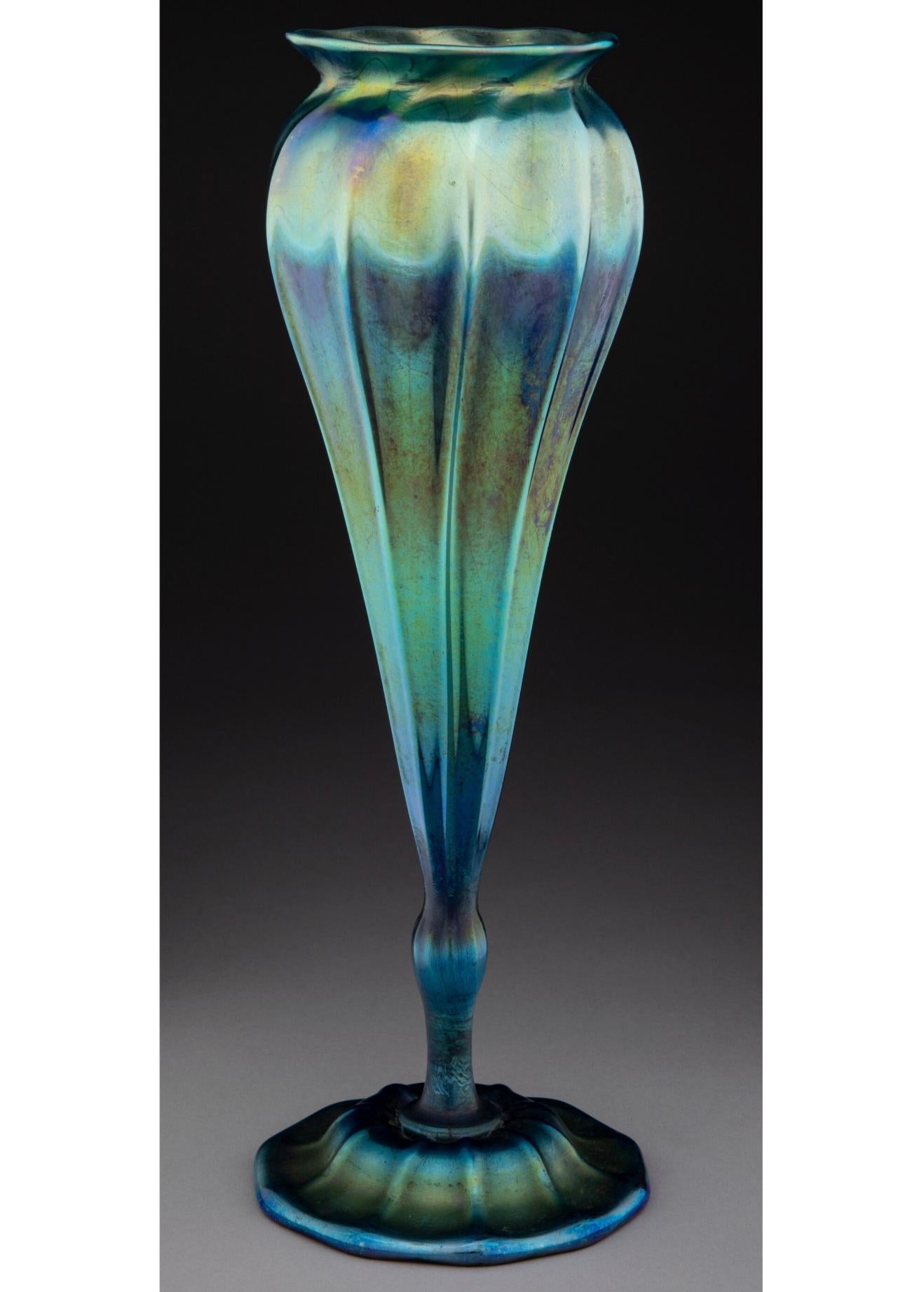 Americano Vaso Floriforme Reticolato Iridescente Tiffany Studios Favrile Blue in vendita