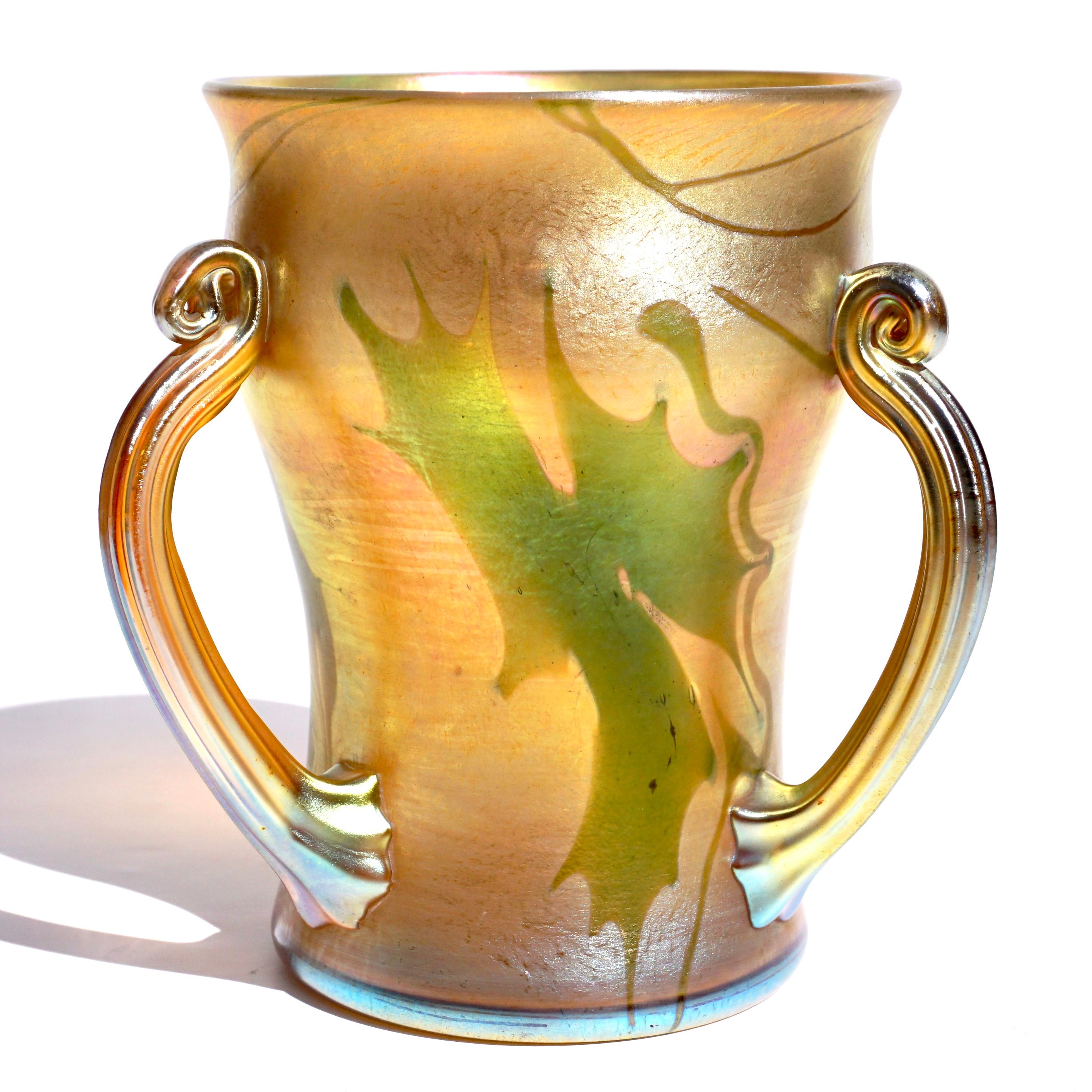 Tiffany Studios: Tiffany-Vase mit drei Henkeln und Favrile-Dekor (amerikanisch) im Angebot