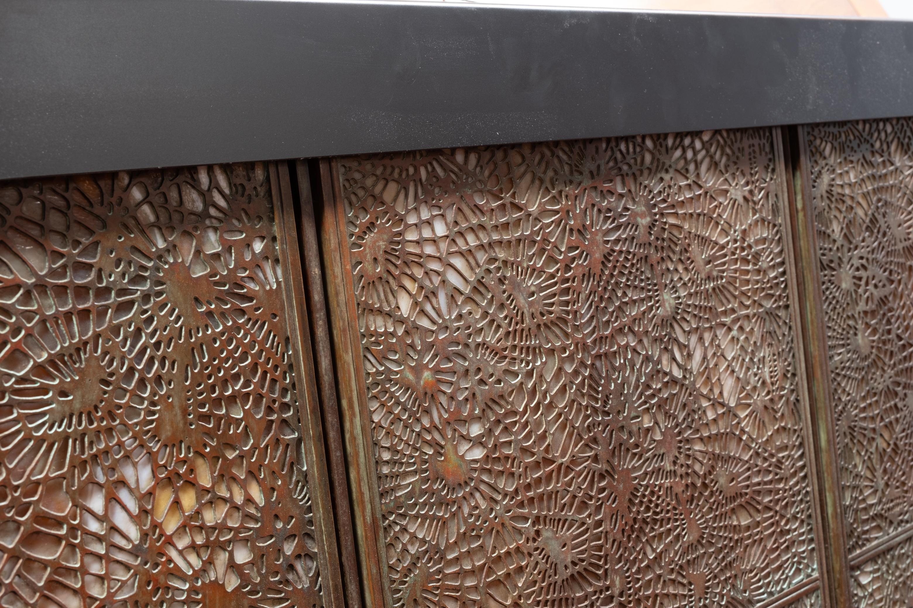Kaminschirm aus Favrile-Glas und Bronze in Kiefernholz-Nadelspitze von Tiffany Studios im Zustand „Gut“ im Angebot in Hudson, NY