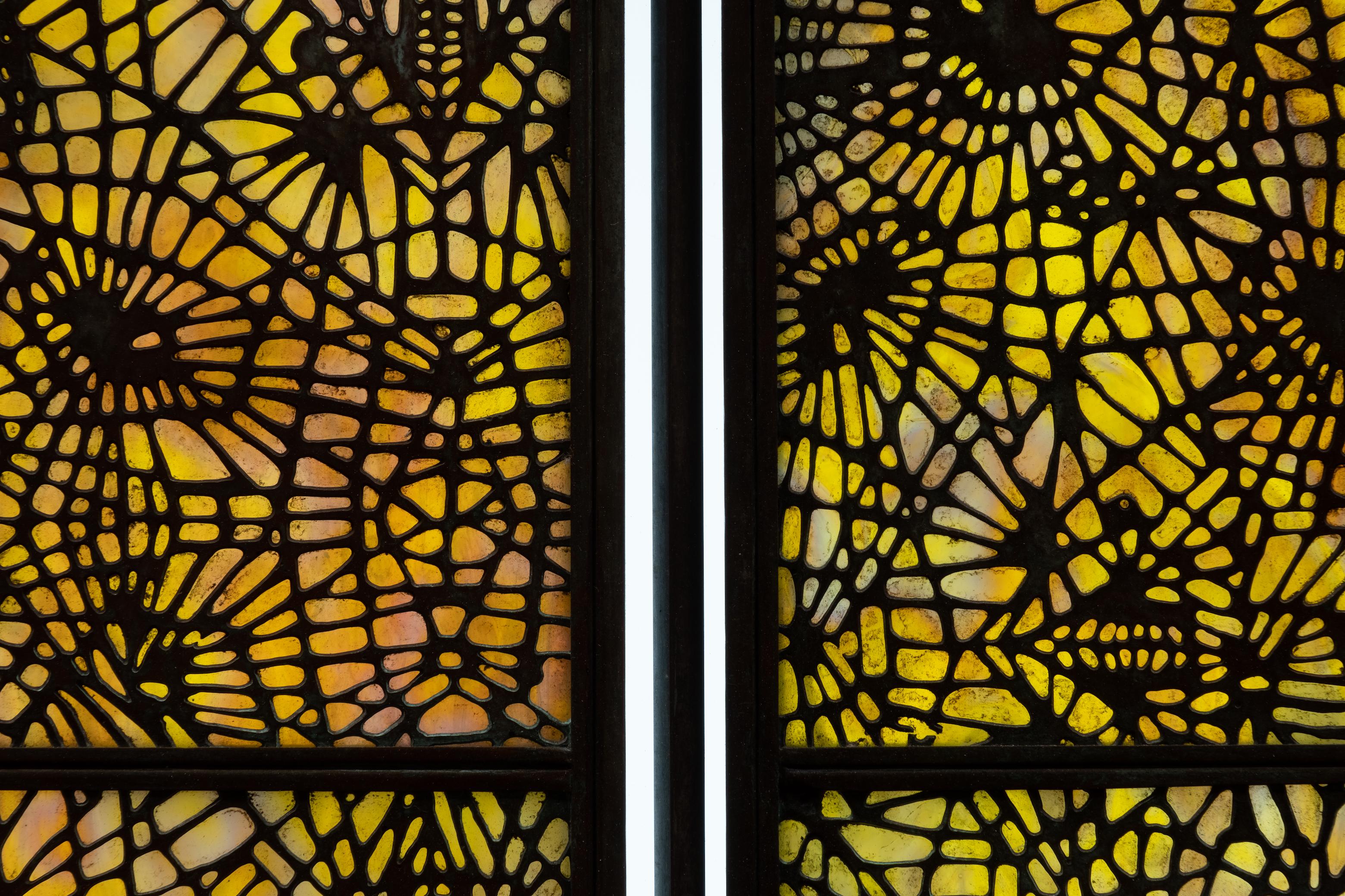 Pare-étincelles en verre favrile et bronze de Tiffany Studios en forme d'aiguille de pin en vente 2