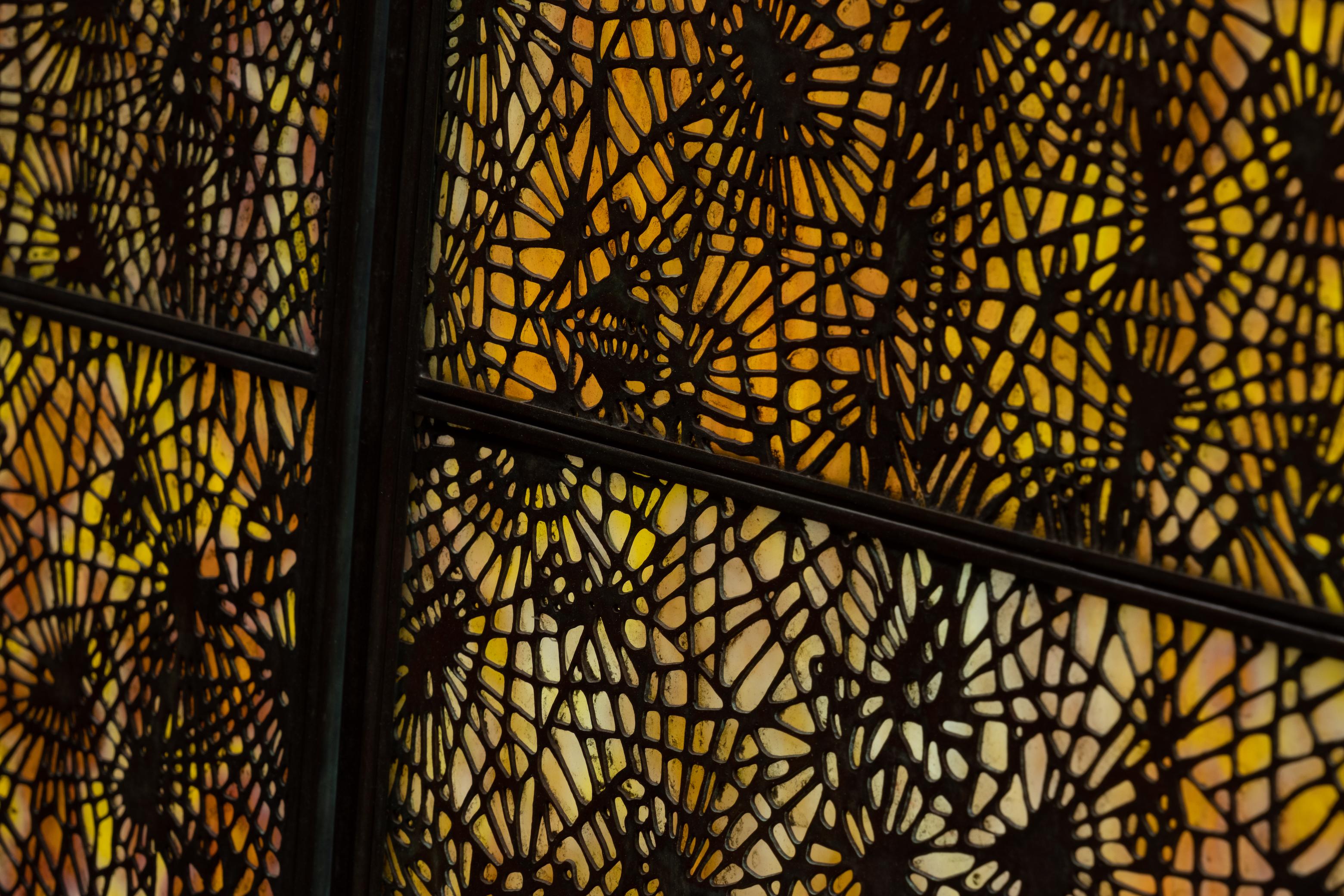 Pare-étincelles en verre favrile et bronze de Tiffany Studios en forme d'aiguille de pin en vente 4