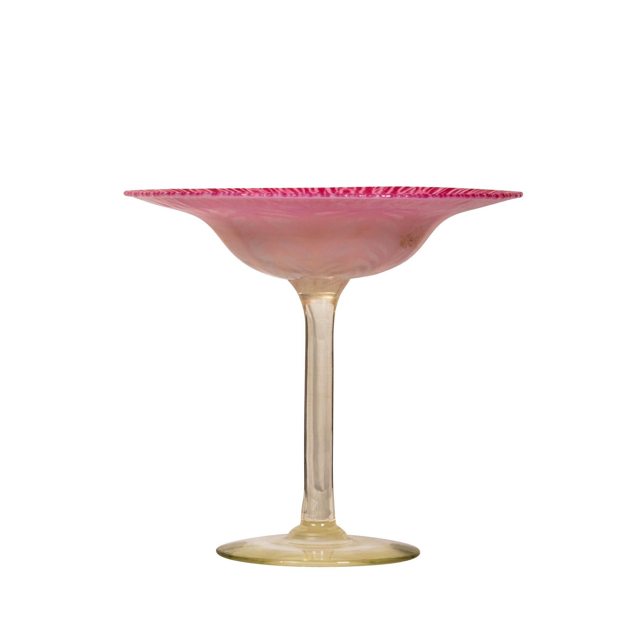 Tazza a tromba in vetro Favrile di Tiffany Studios Circa 1910 in vendita 1