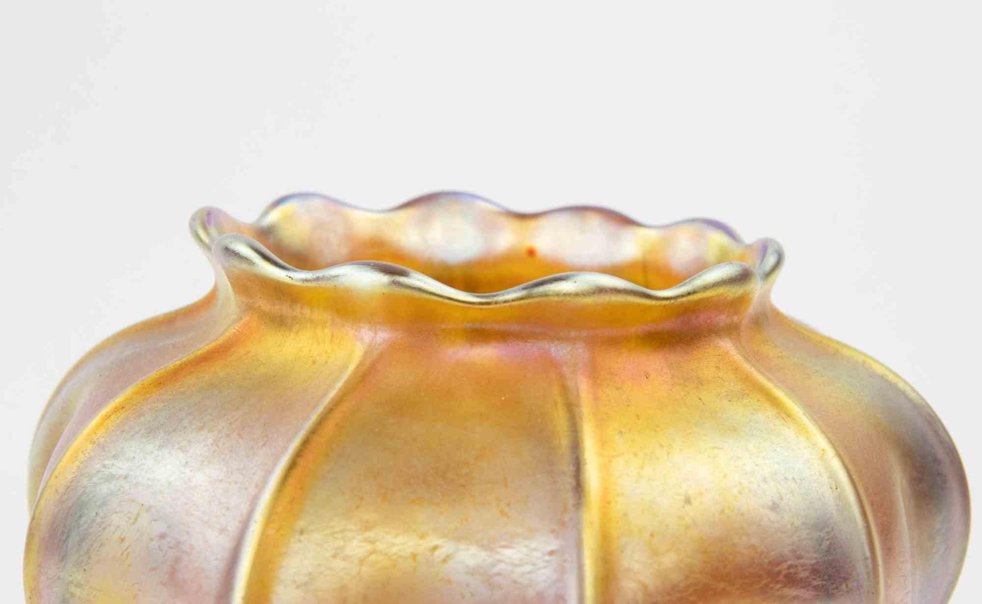 Bellissimo vaso in vetro soffiato a mano dello Studio Tiffany A Favrile, realizzato nel 1910.

Corpo a coste larghe e bordo arruffato.

Inciso sulla base.

Condizioni eccellenti.