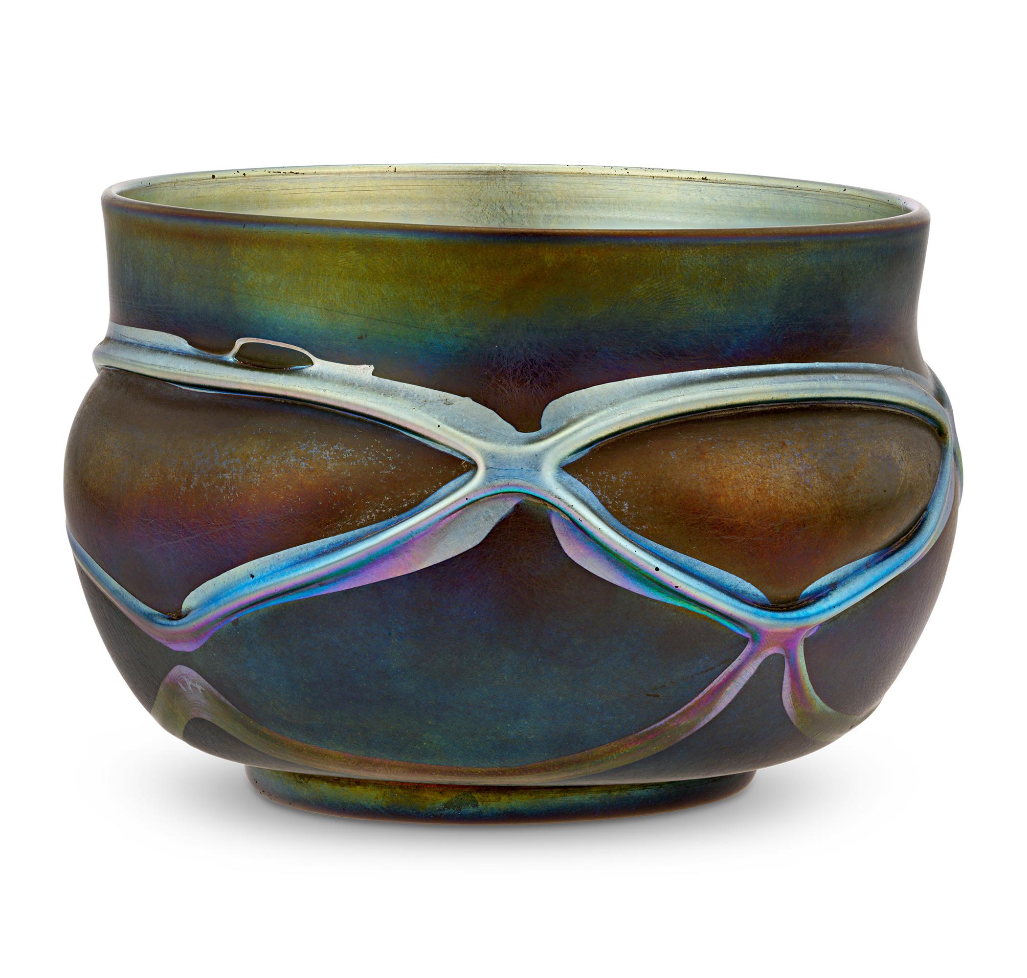 Vaso di vetro Favrile
Louis Comfort Tiffany
Circa 1900

Questo raro vaso in vetro di Louis Comfort Tiffany è un esempio lampante dell'innovazione rivoluzionaria di Tiffany Studios nel campo del vetro Art Nouveau. La forma arrotondata della ciotola