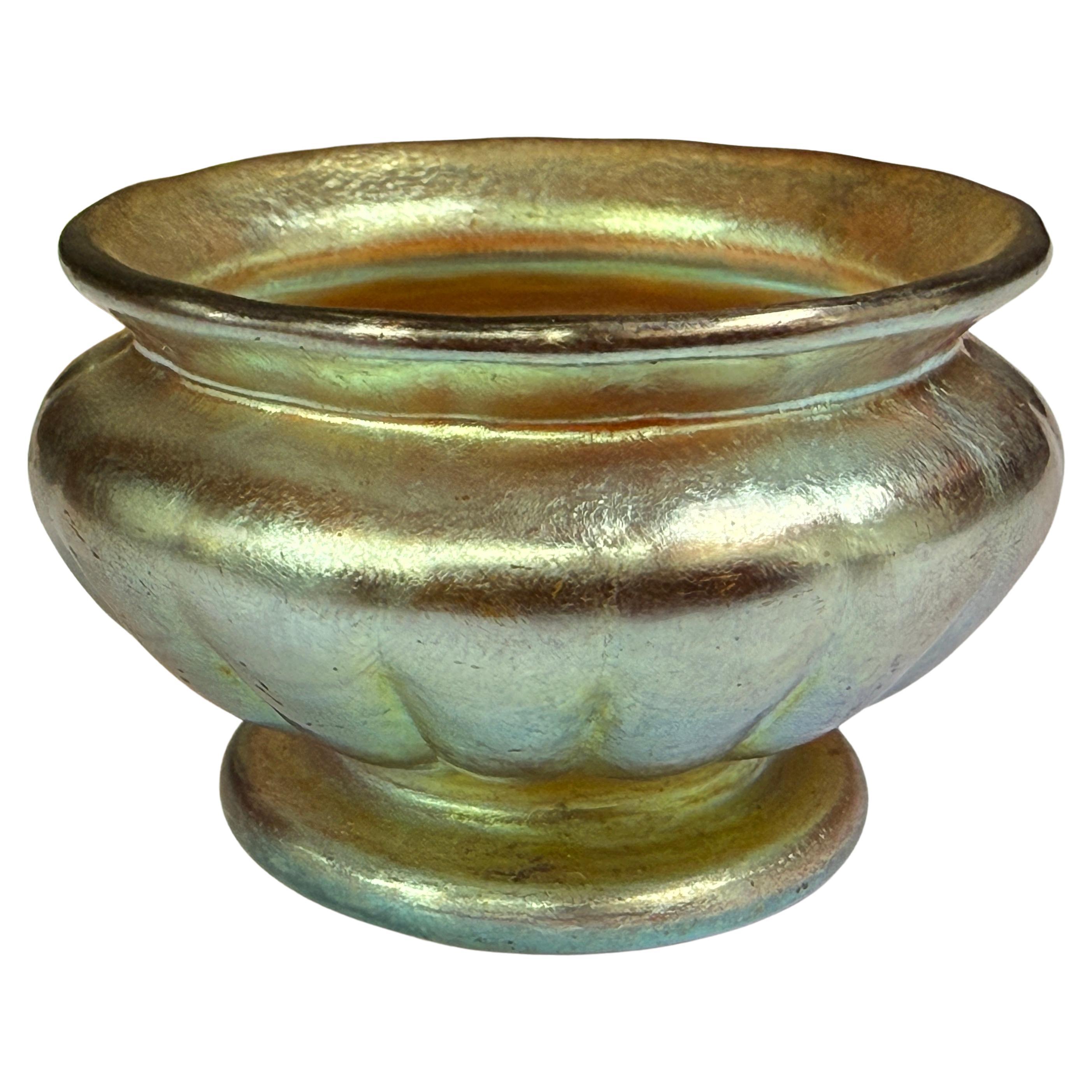 Art nouveau Salière ouverte sur pied en verre d'art irisé nervuré Favrile de Tiffany Studios en vente