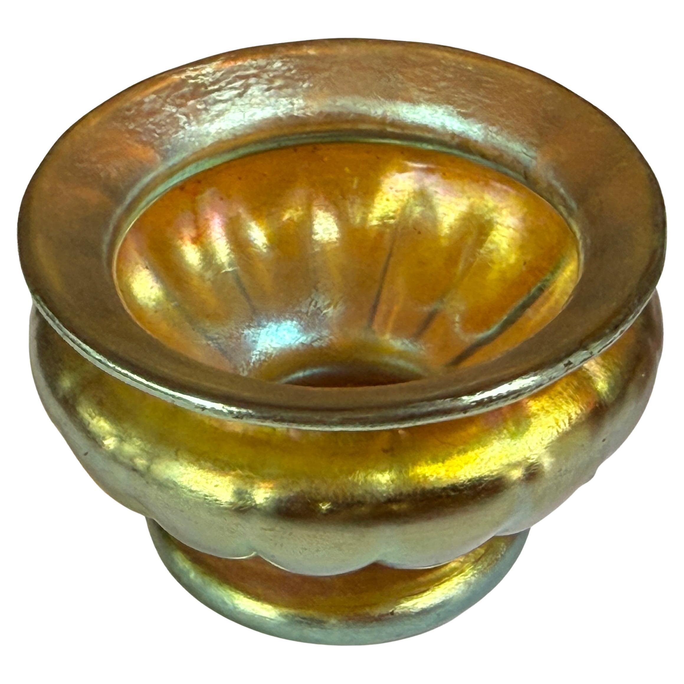 Américain Salière ouverte sur pied en verre d'art irisé nervuré Favrile de Tiffany Studios en vente