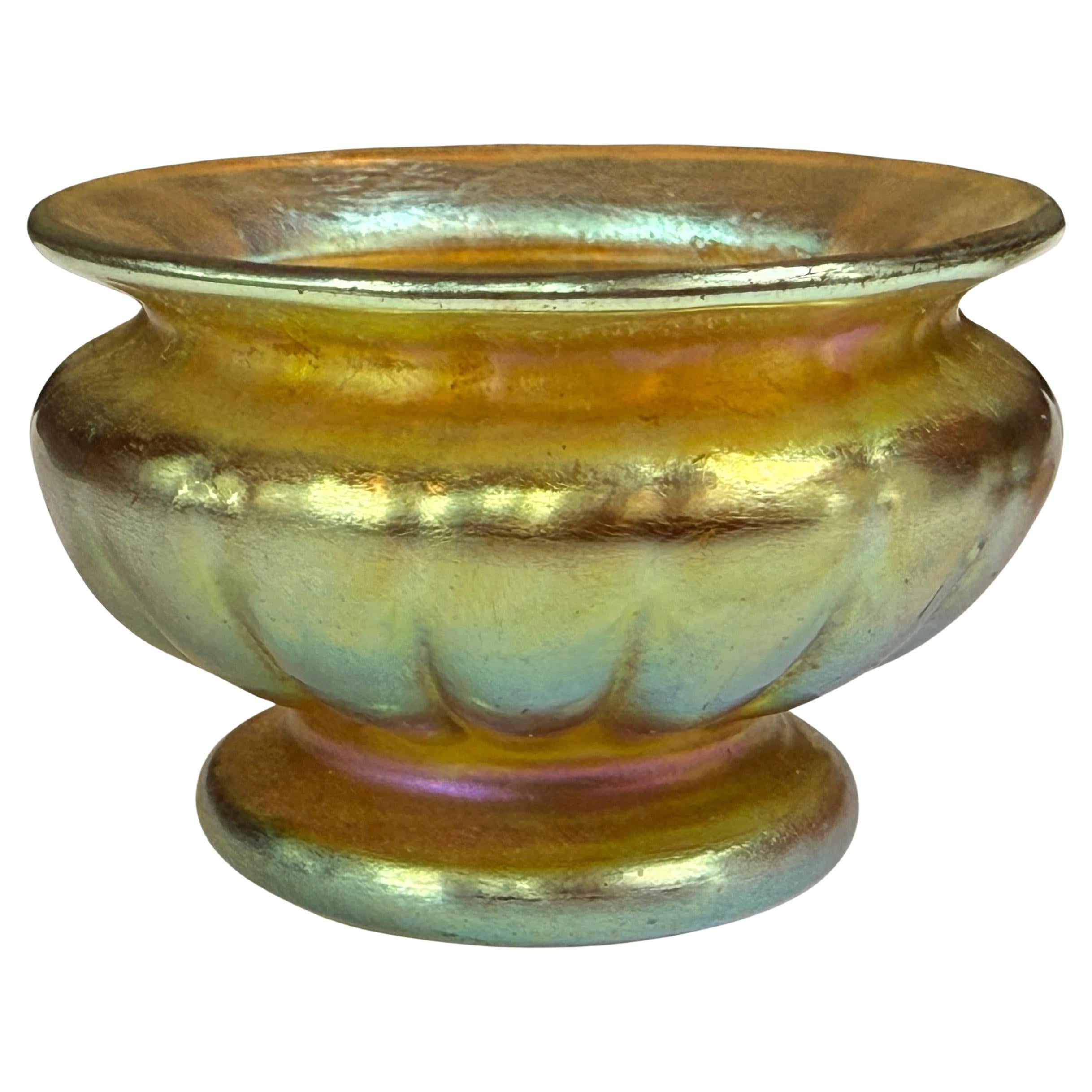 Salière ouverte sur pied en verre d'art irisé nervuré Favrile de Tiffany Studios Bon état - En vente à BROOKLYN, NY