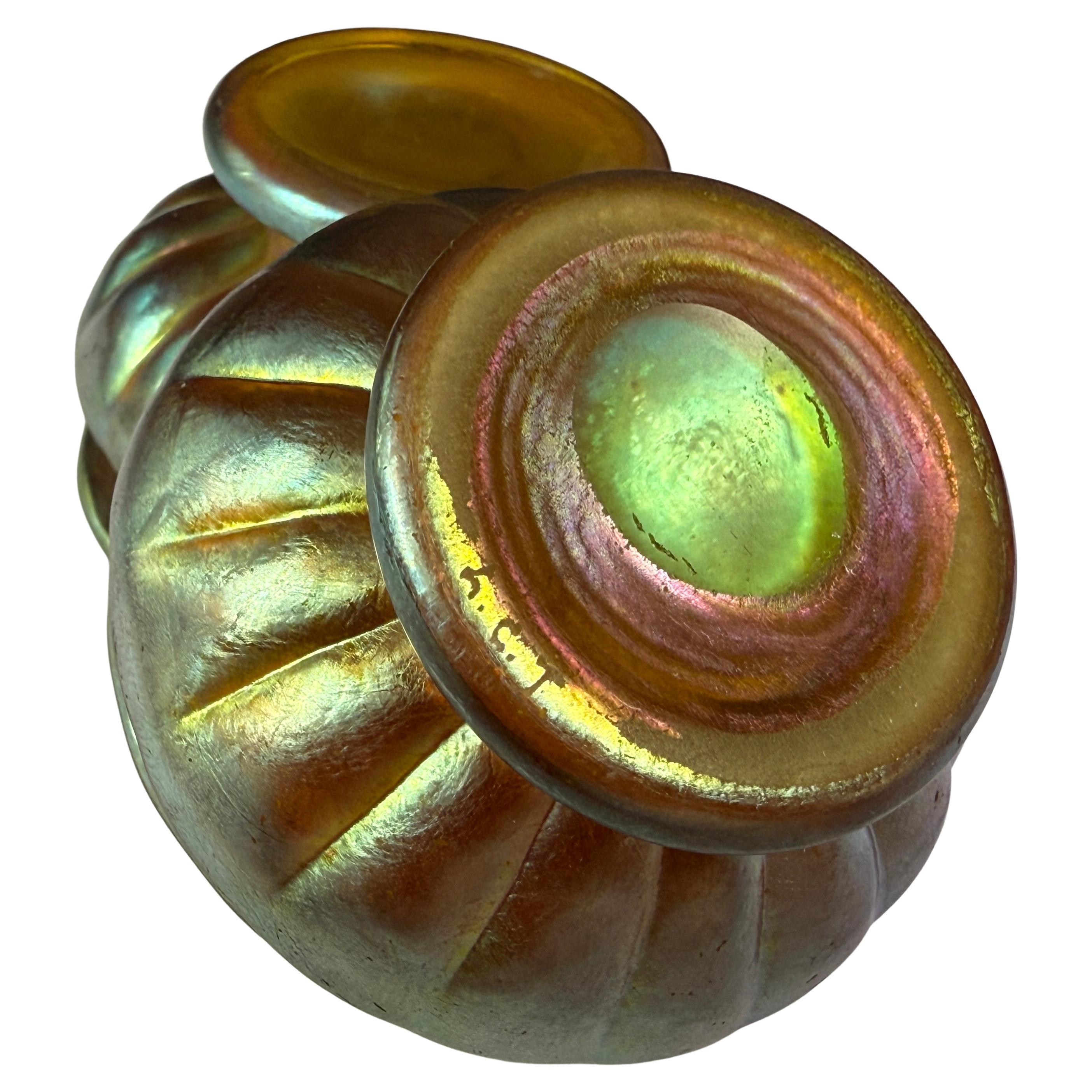 20ième siècle Salière ouverte sur pied en verre d'art irisé nervuré Favrile de Tiffany Studios en vente
