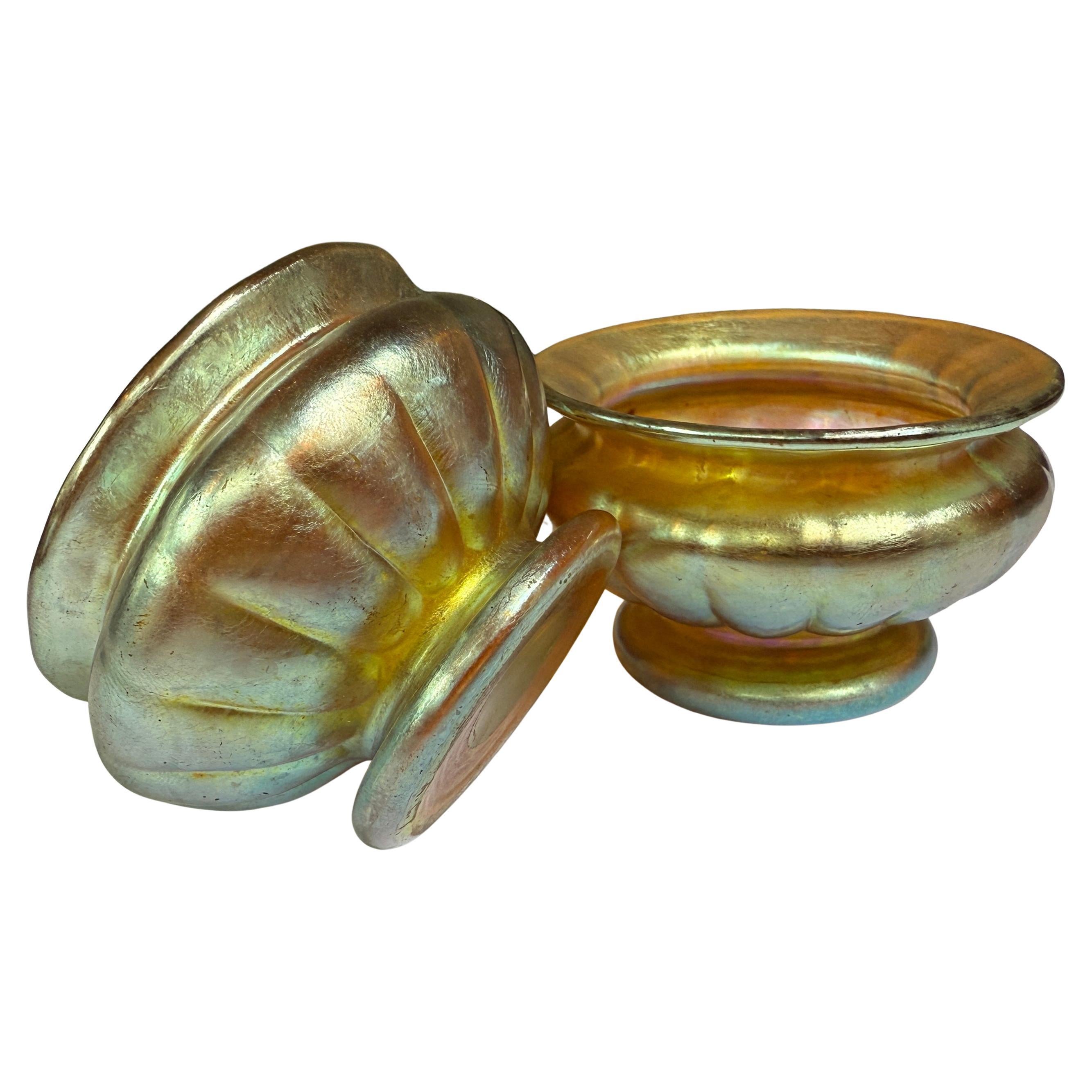 Verre Salière ouverte sur pied en verre d'art irisé nervuré Favrile de Tiffany Studios en vente