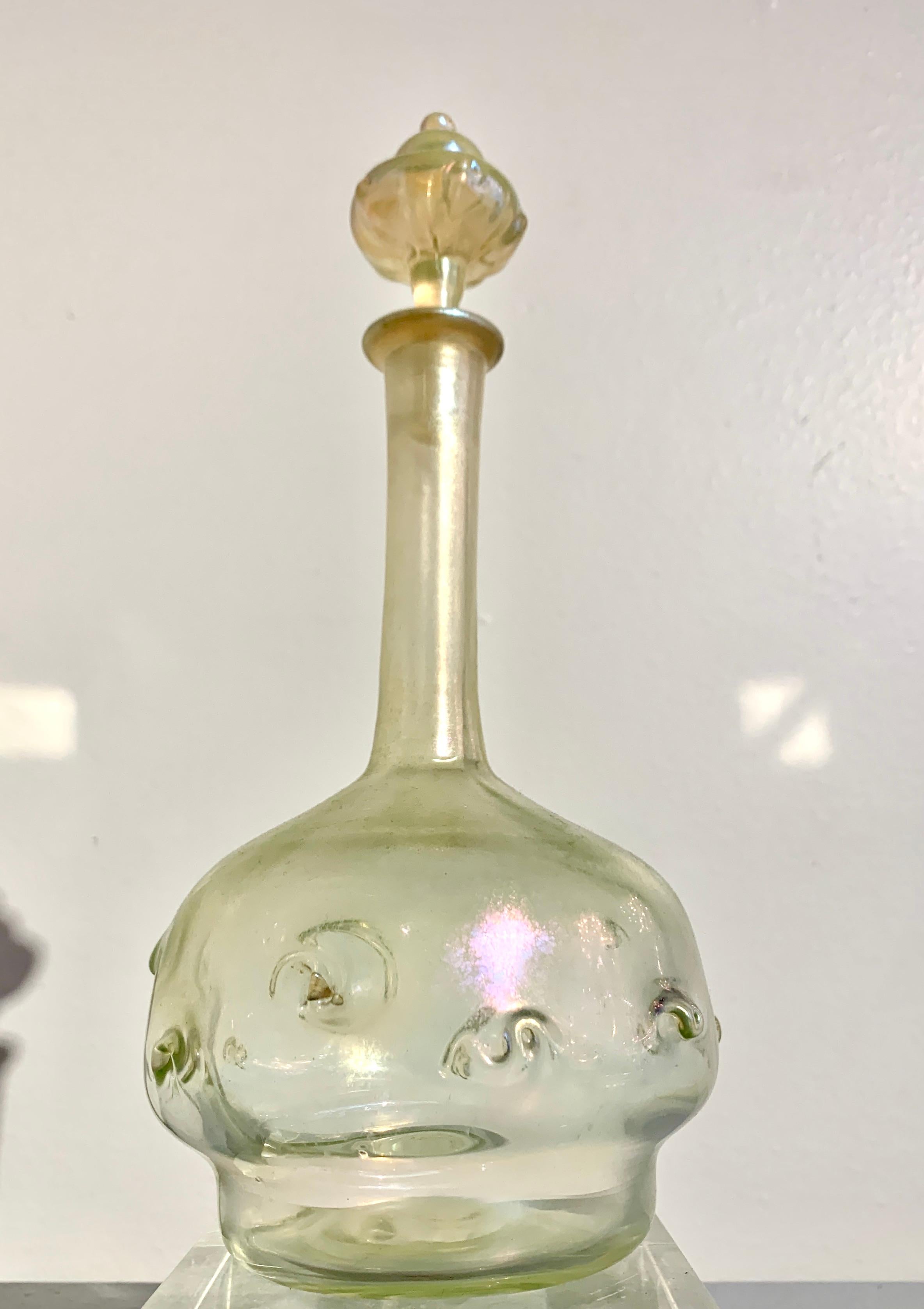 A wonderful Tiffany Studios favrile glass decanter and stopper with pigtail design, Art Nouveau period, early 20th century, United States. 

The transparent glass with a wonderful subtle iridescence that plays beautifully with changes in the
