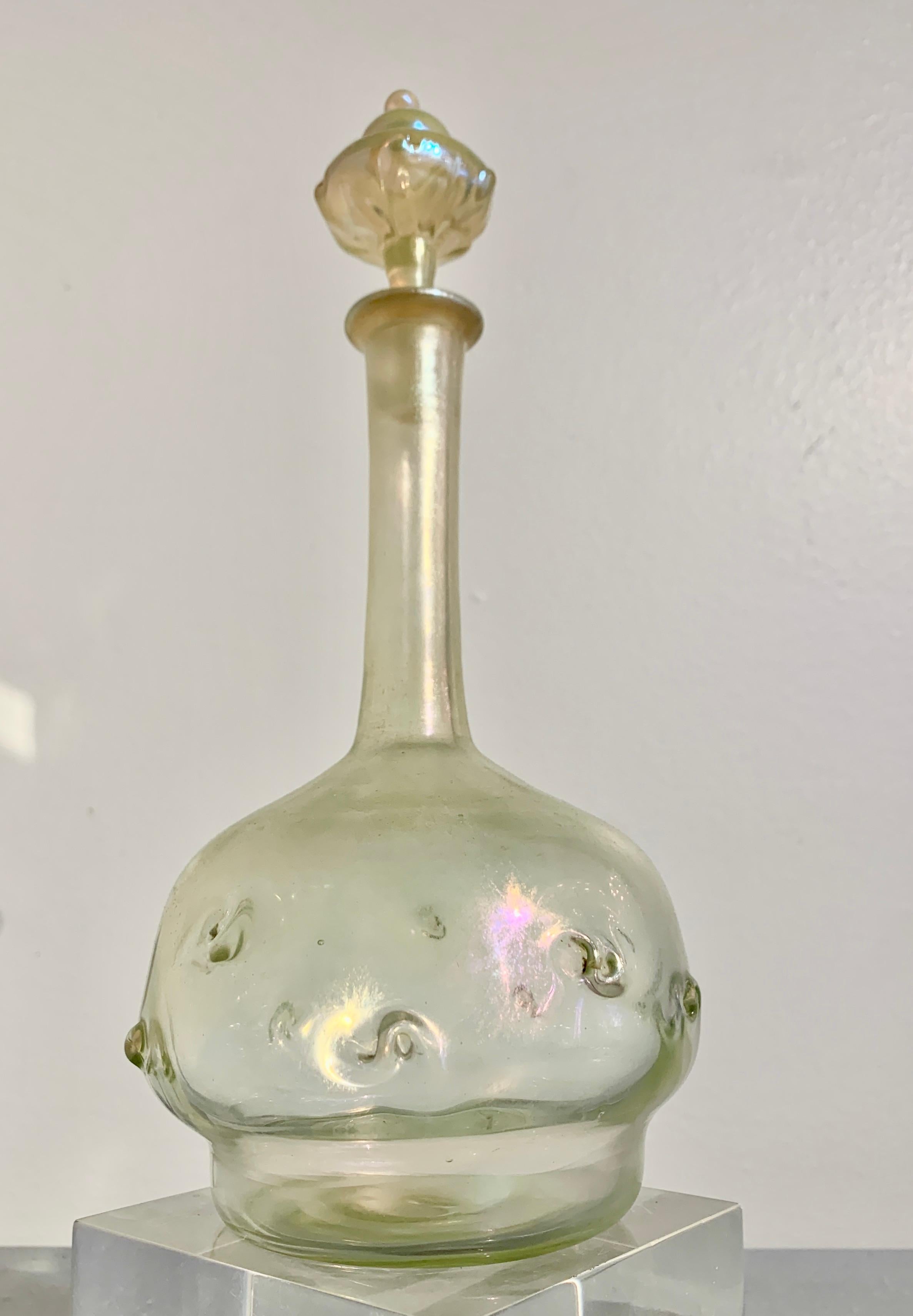 Favrille-Glas-Dekanter mit Schwalbenschwanzmotiv von Tiffany Studios, frühes 20. Jahrhundert, USA (Art nouveau) im Angebot