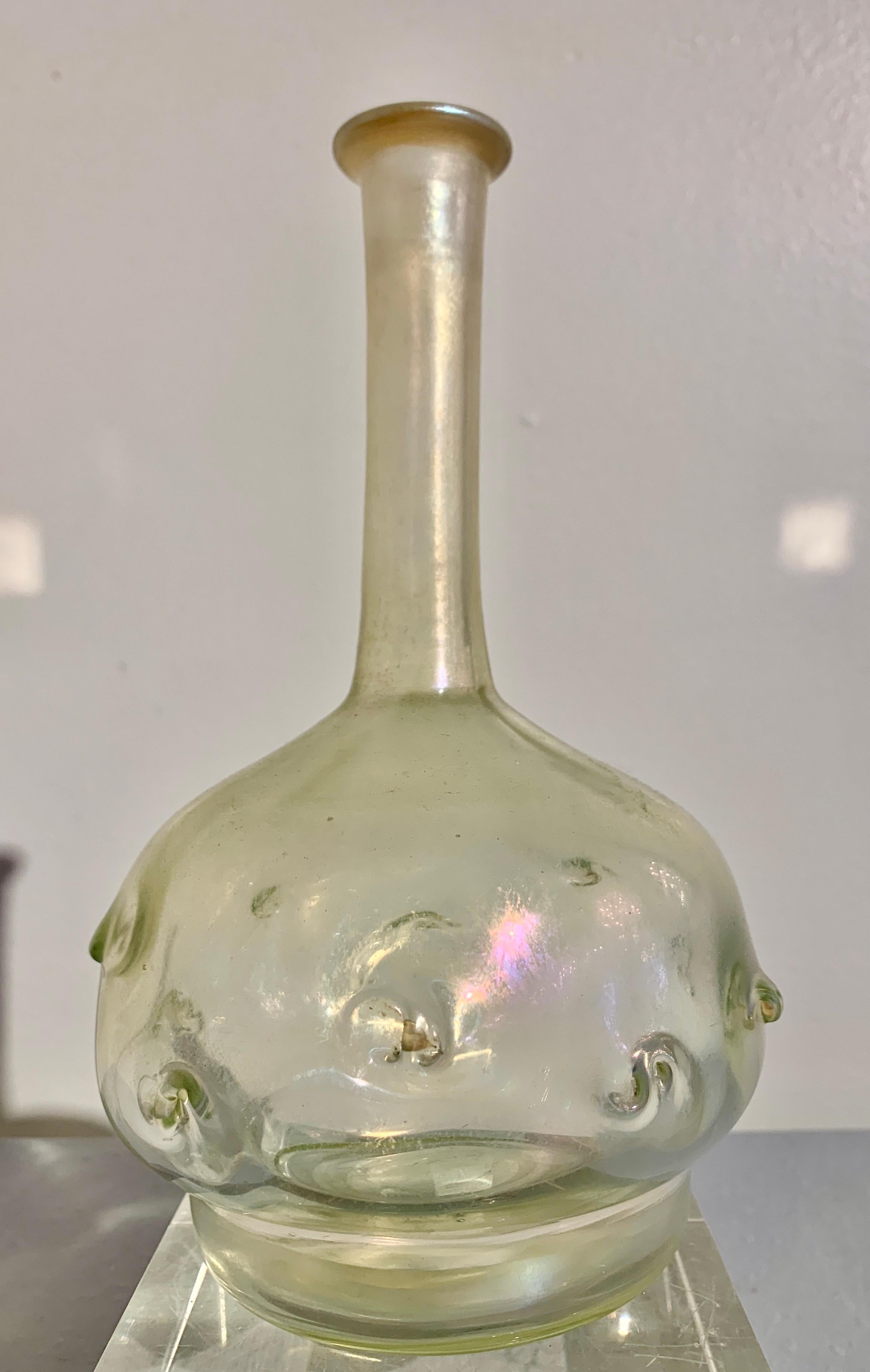 Favrille-Glas-Dekanter mit Schwalbenschwanzmotiv von Tiffany Studios, frühes 20. Jahrhundert, USA (amerikanisch) im Angebot