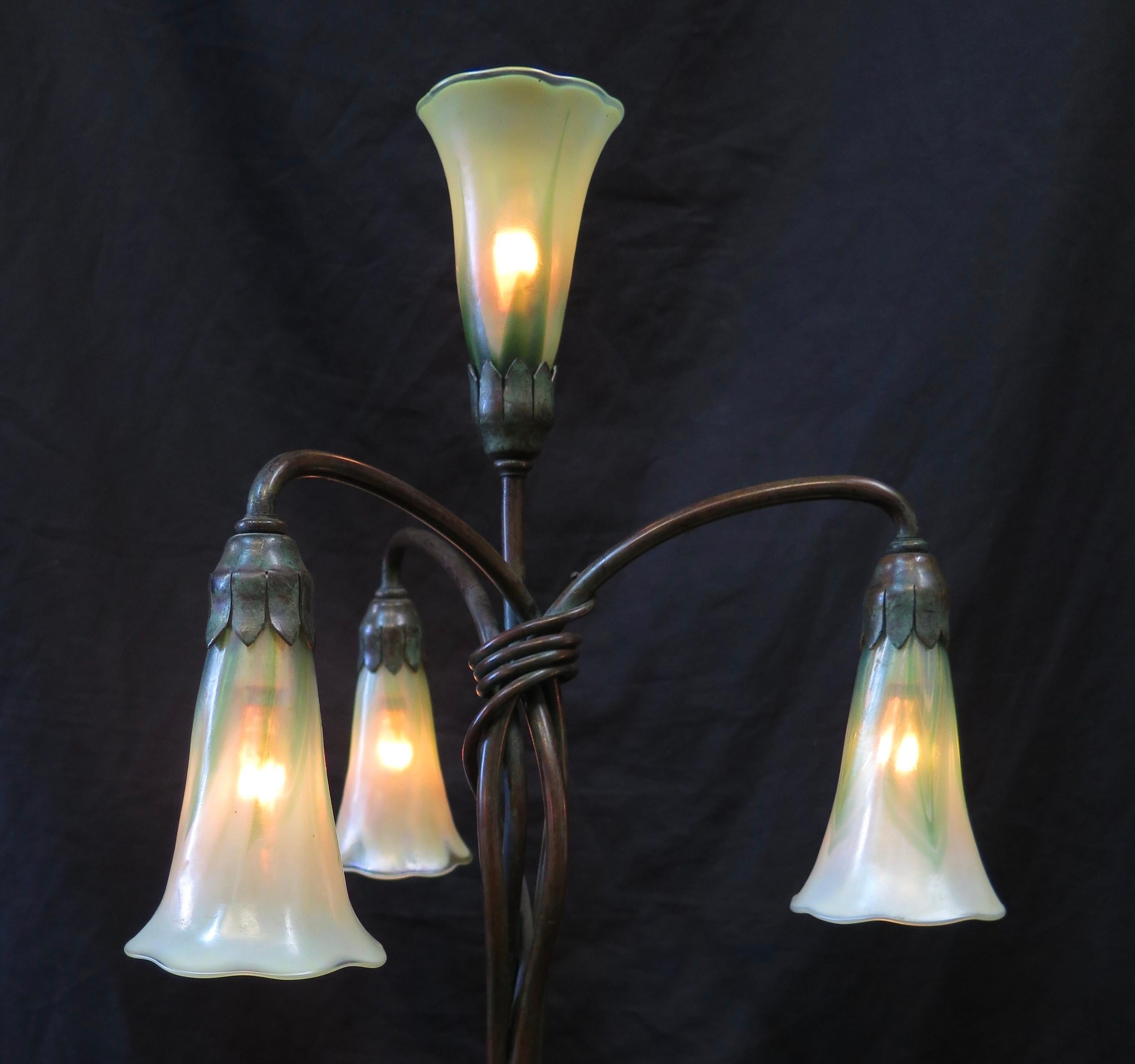 Vierflammige Lilienlampe von Tiffany Studios (Art nouveau) im Angebot