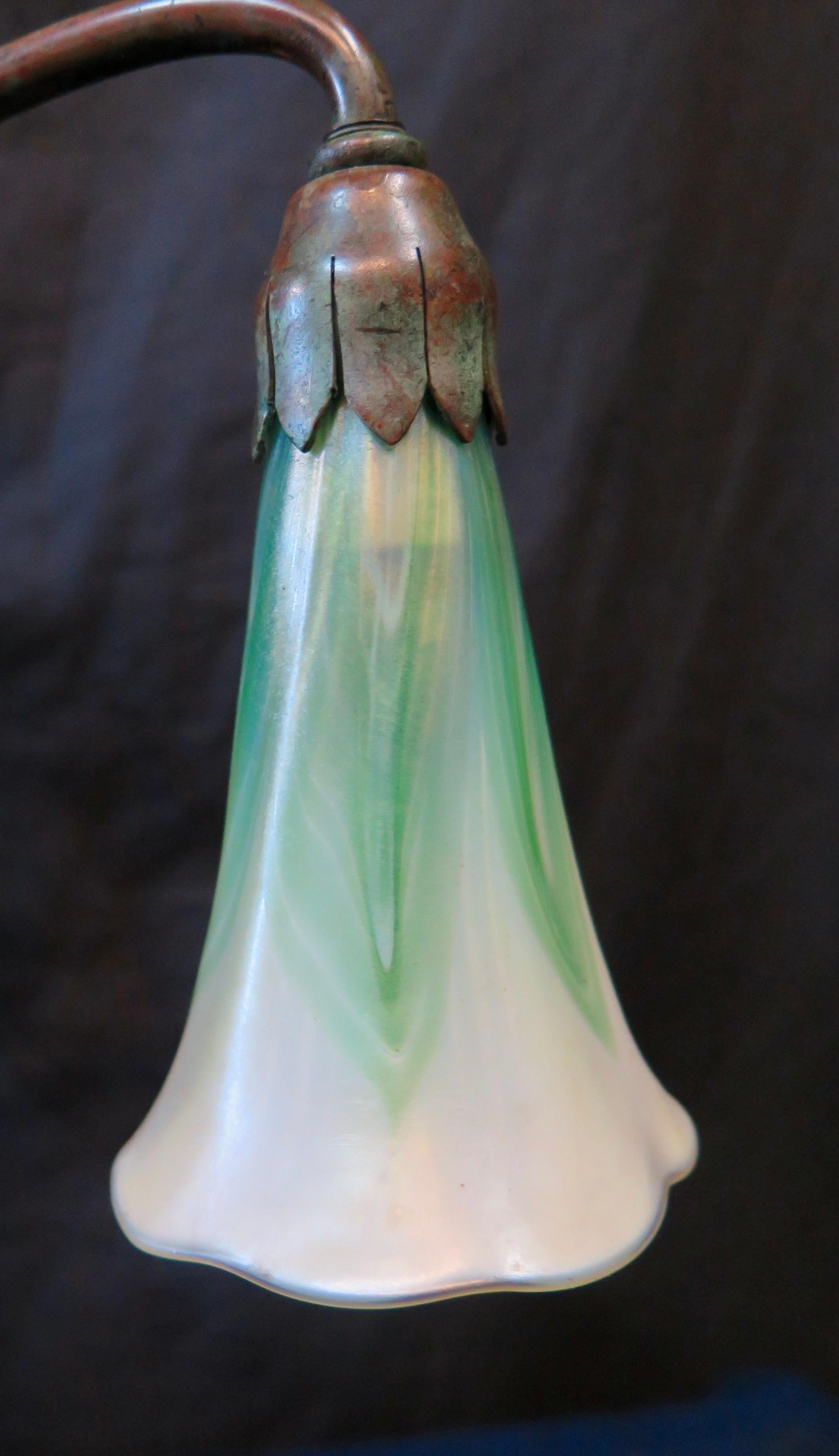 Vierflammige Lilienlampe von Tiffany Studios (amerikanisch) im Angebot