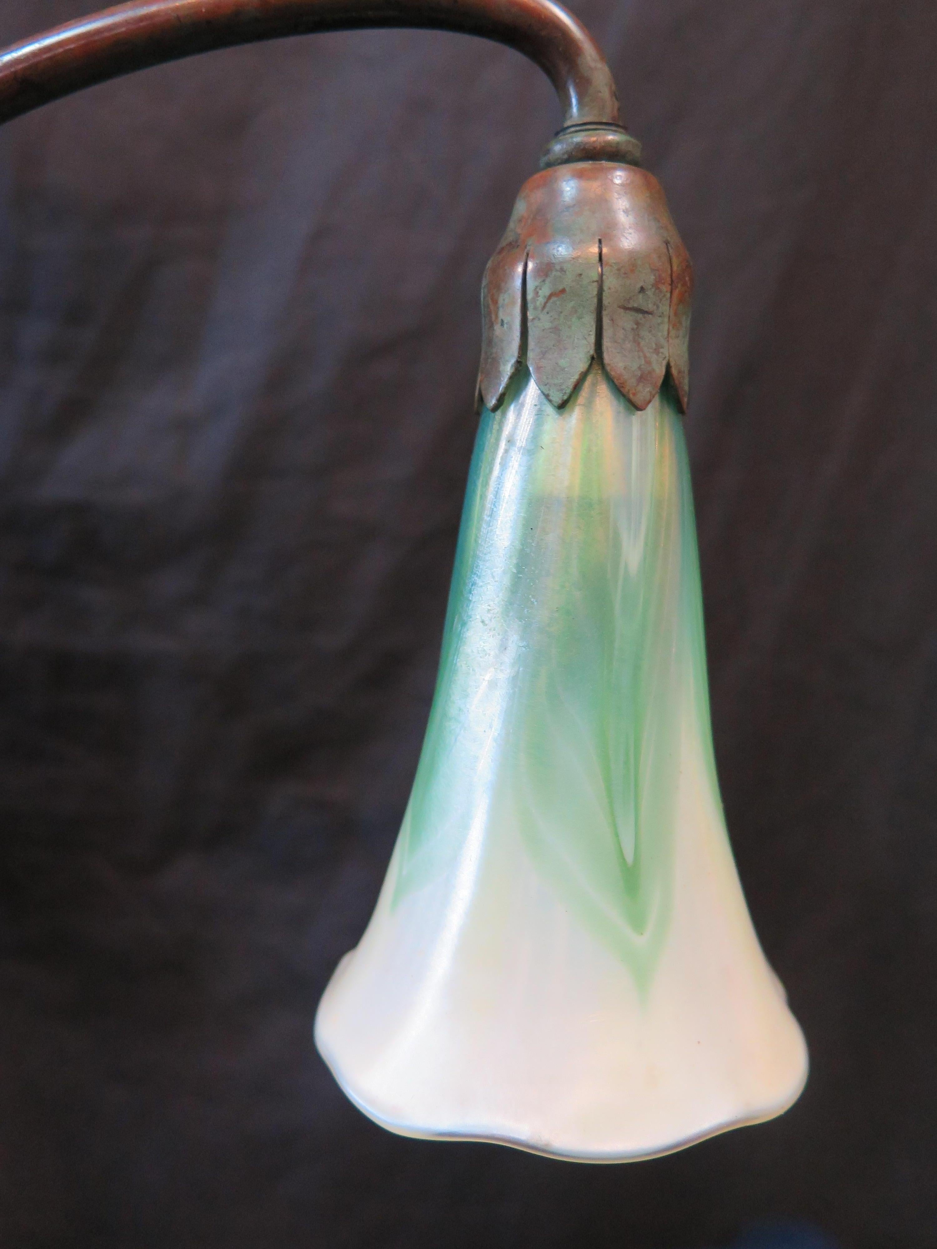 Vierflammige Lilienlampe von Tiffany Studios (Patiniert) im Angebot