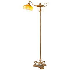 Tiffany Studios, Stehlampe aus vergoldeter Bronze und Damast aus Syrien, Favrile Aladdin