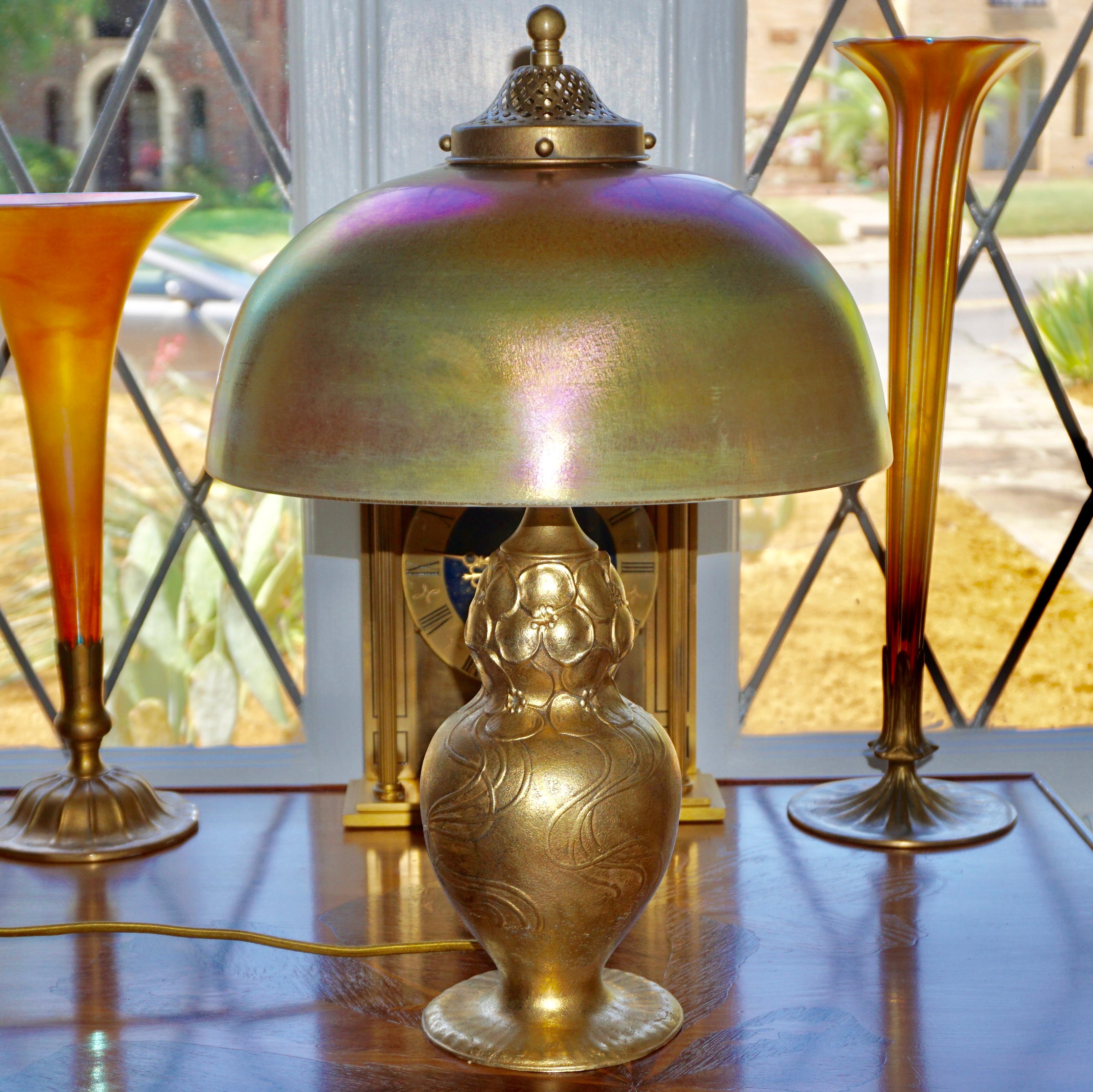 Tiffany Studios, Tischlampe aus vergoldeter Bronze und Favrile (Frühes 20. Jahrhundert) im Angebot
