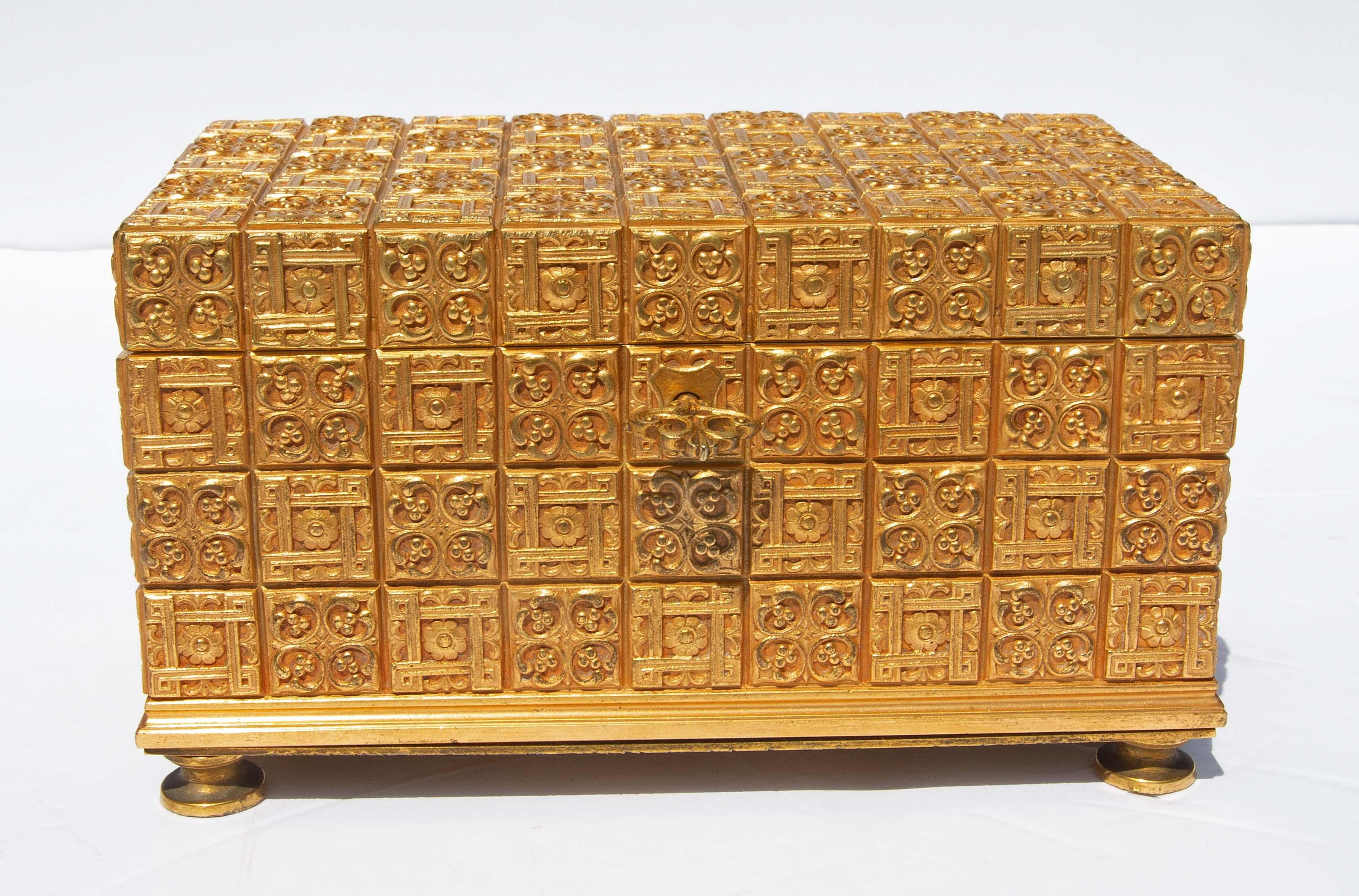 Rare boîte à bijoux des studios Tiffany en bronze doré. La plus belle dorure de Tiffany dans un ton d'or vénitien. Un modèle rare. Après une recherche exhaustive, je n'ai pu trouver qu'un seul autre exemple de ce modèle. Il s'agit d'une boîte signée