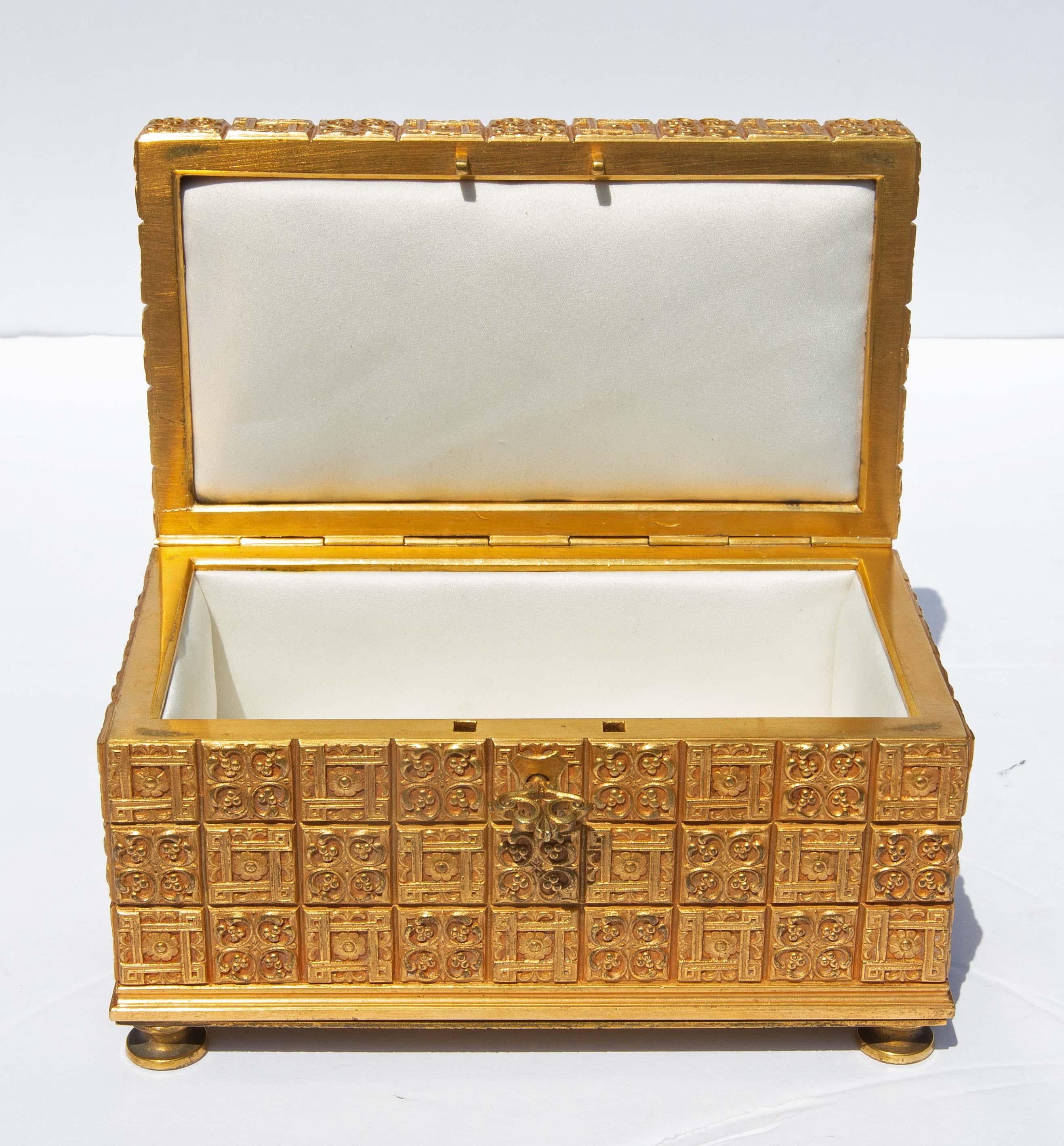 Doré Boîte à bijoux en bronze doré de Tiffany Studios, datant d'environ 1910 en vente