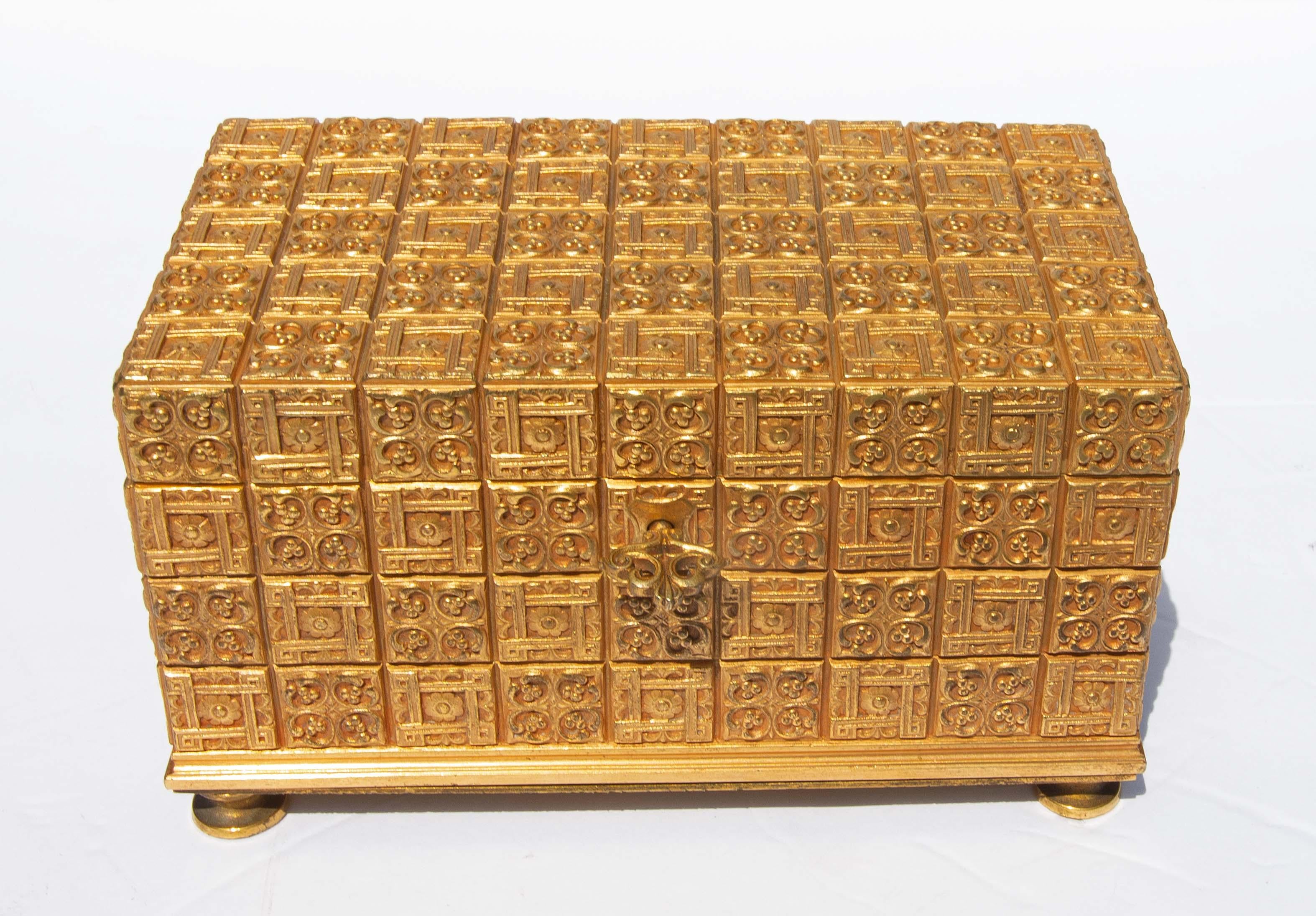 20ième siècle Boîte à bijoux en bronze doré de Tiffany Studios, datant d'environ 1910 en vente