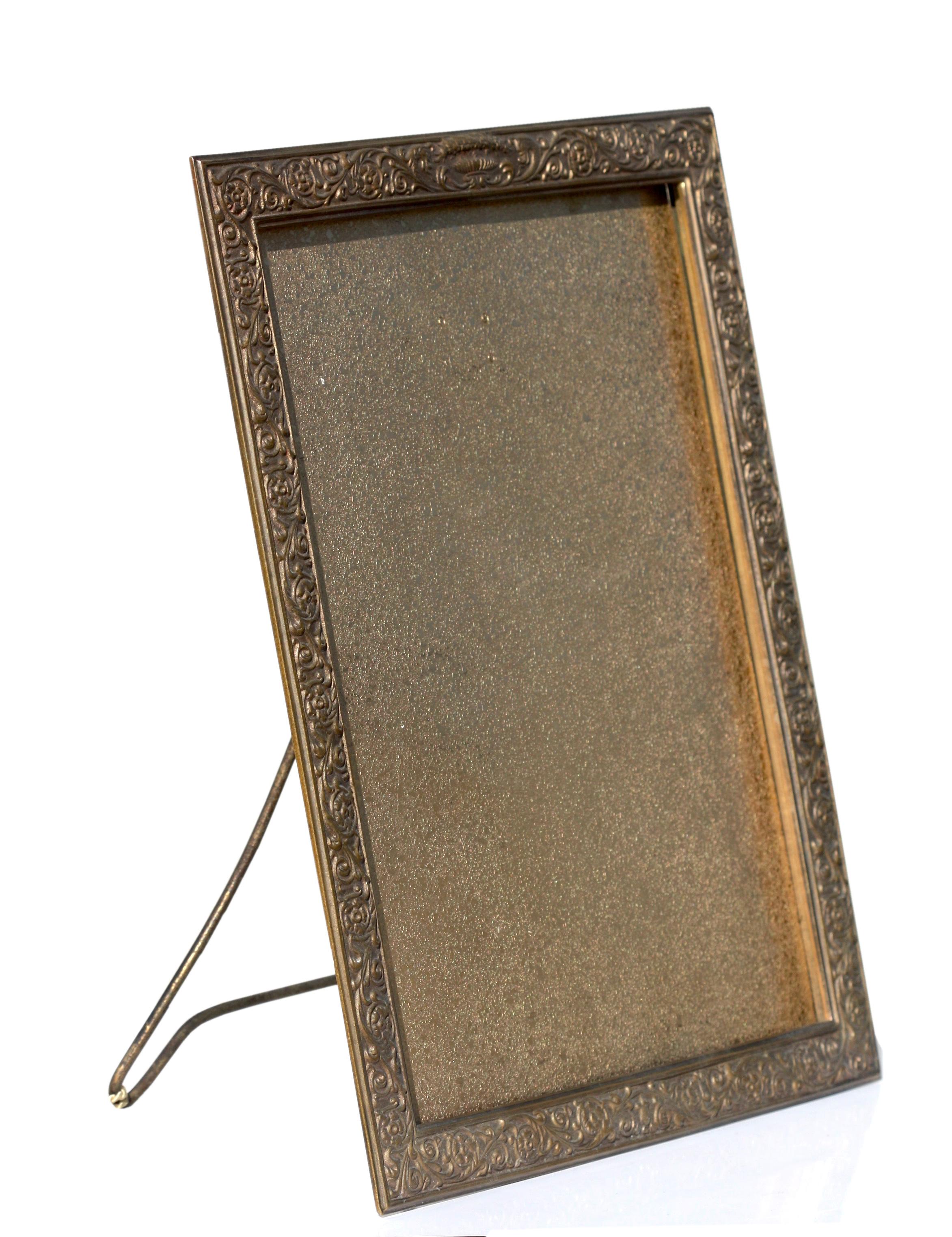 Cornice per quadri in bronzo dorato di Tiffany Studios,
circa 1900
Timbro Tiffany Studios/NEW YORK/1611. 
Misure: Altezza 30,16 cm (11,87 pollici), 
Larghezza 9,75 pollici (24,76 cm).
  