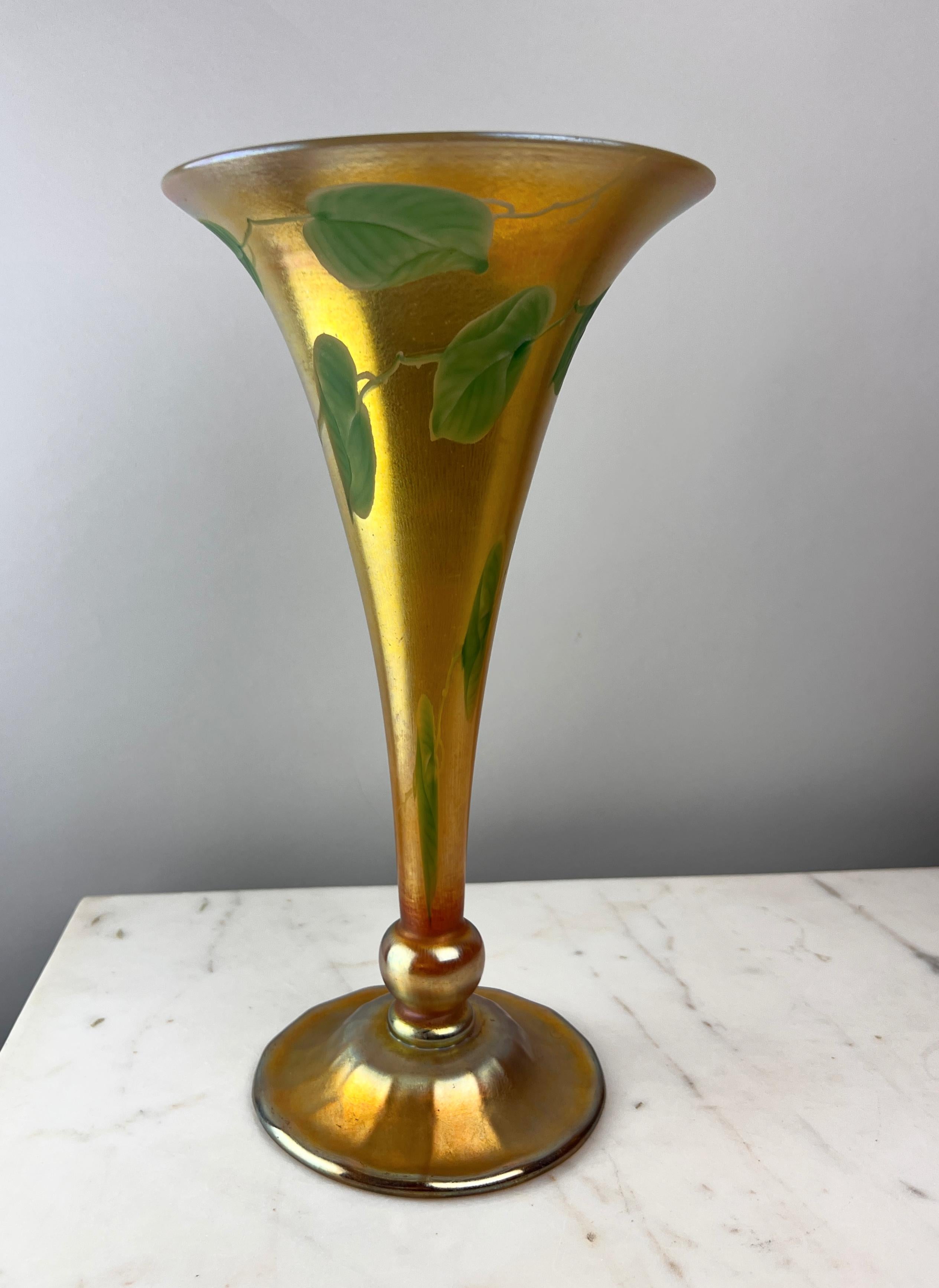Art nouveau Vase trompette en verre Favrile doré de Tiffany Studios avec décor de feuilles et de vignes en vente