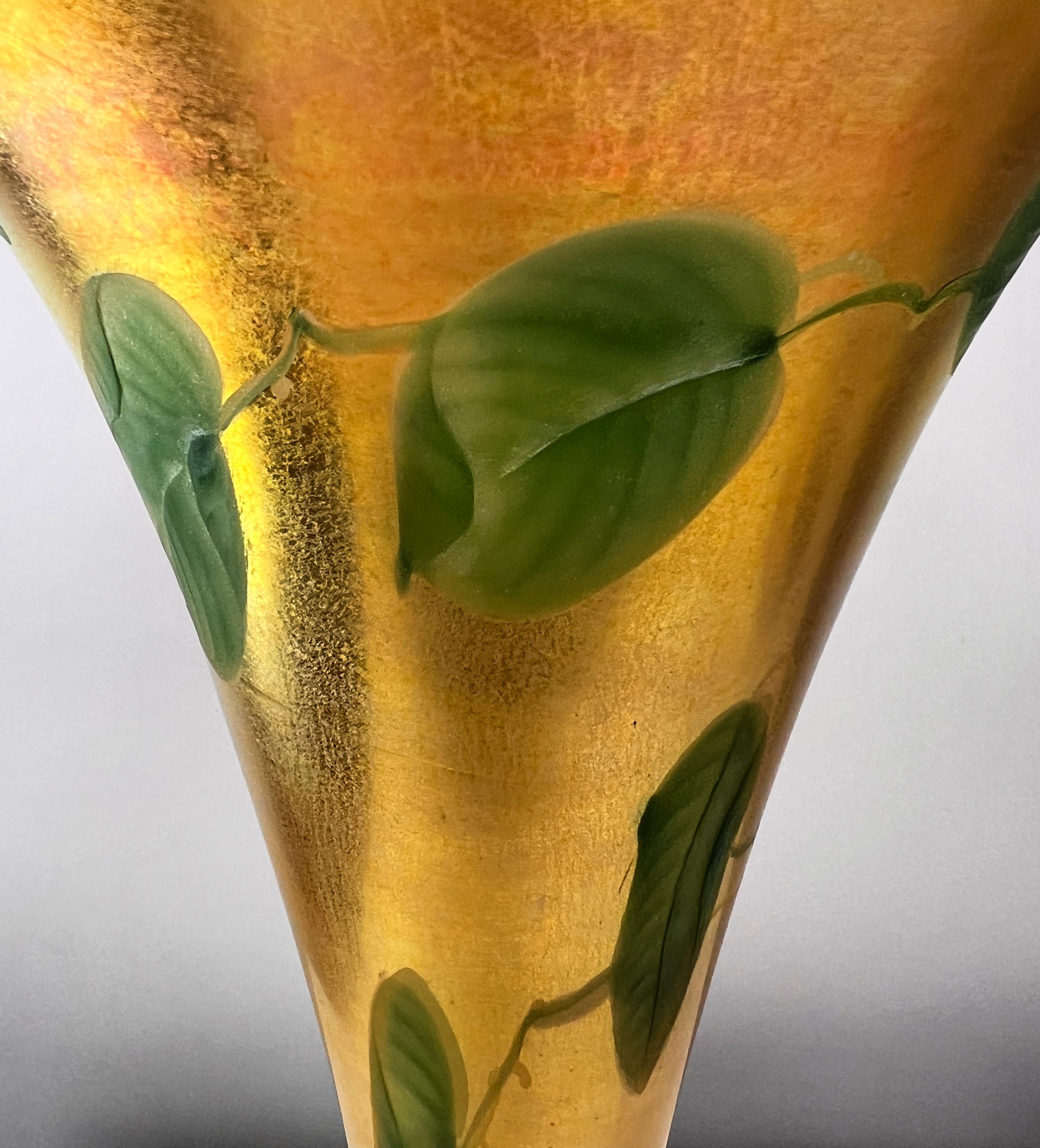 Américain Vase trompette en verre Favrile doré de Tiffany Studios avec décor de feuilles et de vignes en vente