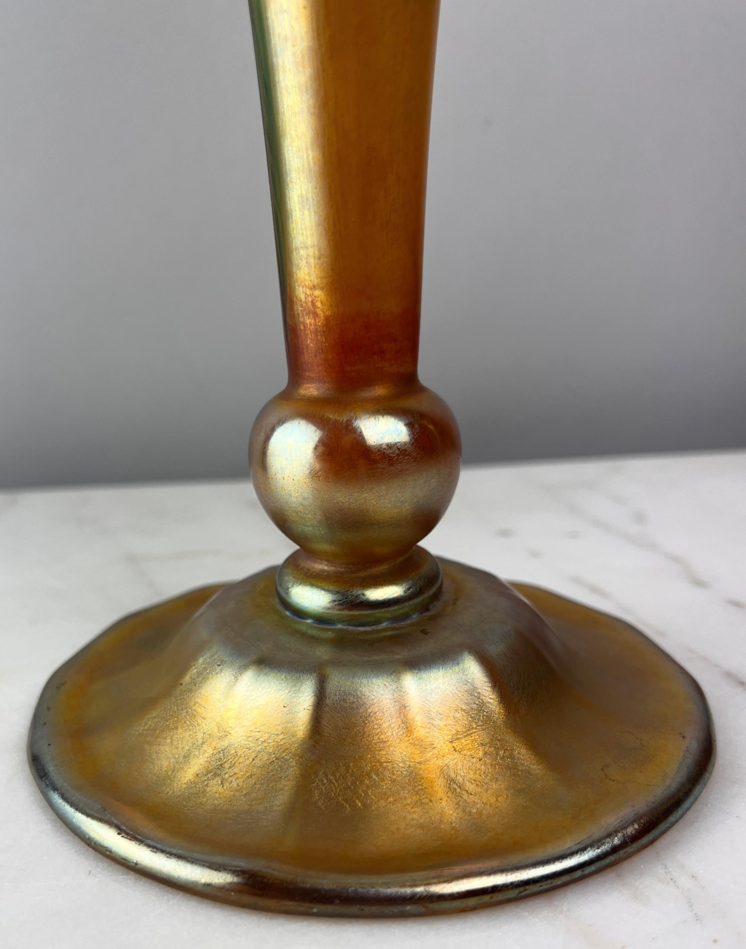 Vase trompette en verre Favrile doré de Tiffany Studios avec décor de feuilles et de vignes Bon état - En vente à Bloomfield Hills, MI