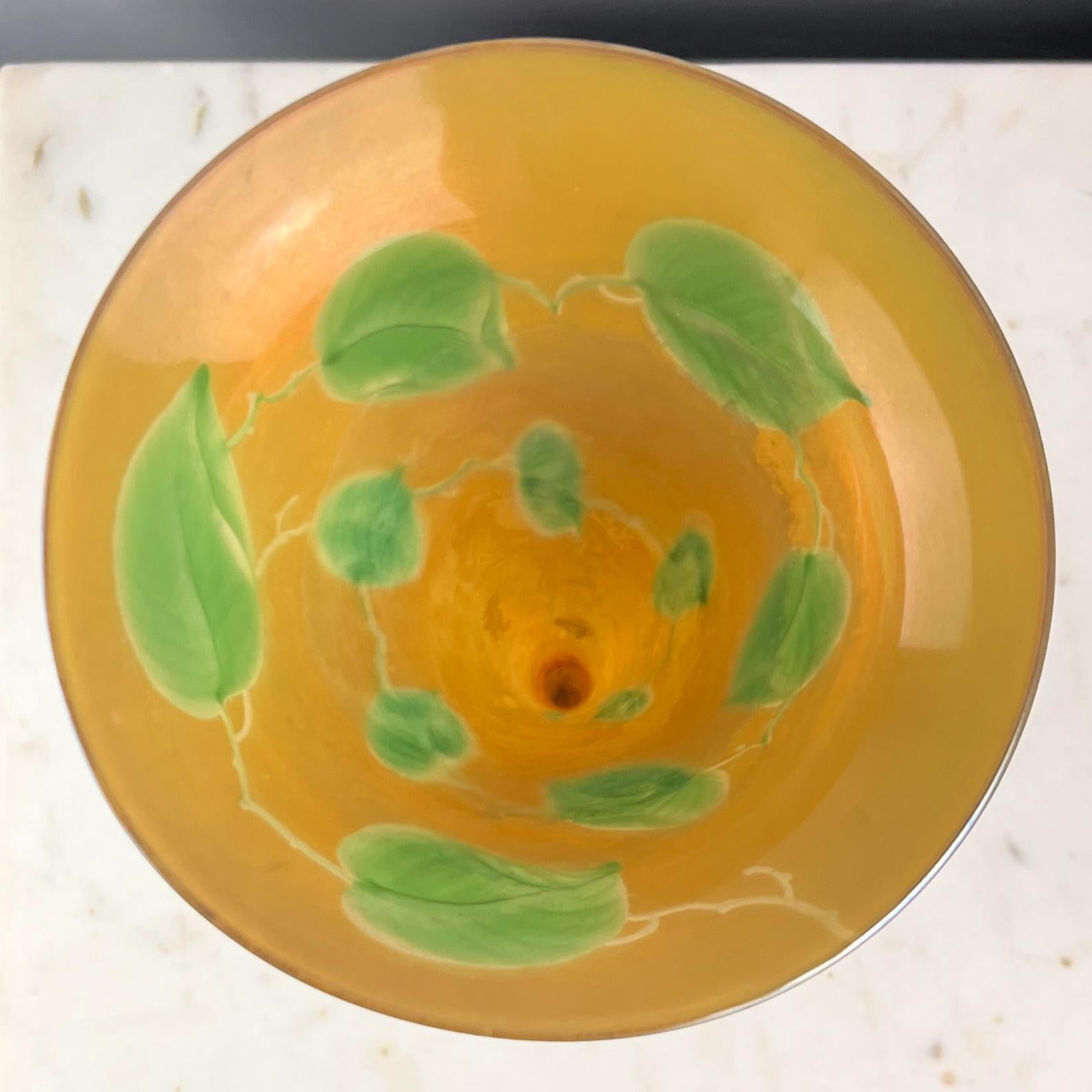Début du 20ème siècle Vase trompette en verre Favrile doré de Tiffany Studios avec décor de feuilles et de vignes en vente